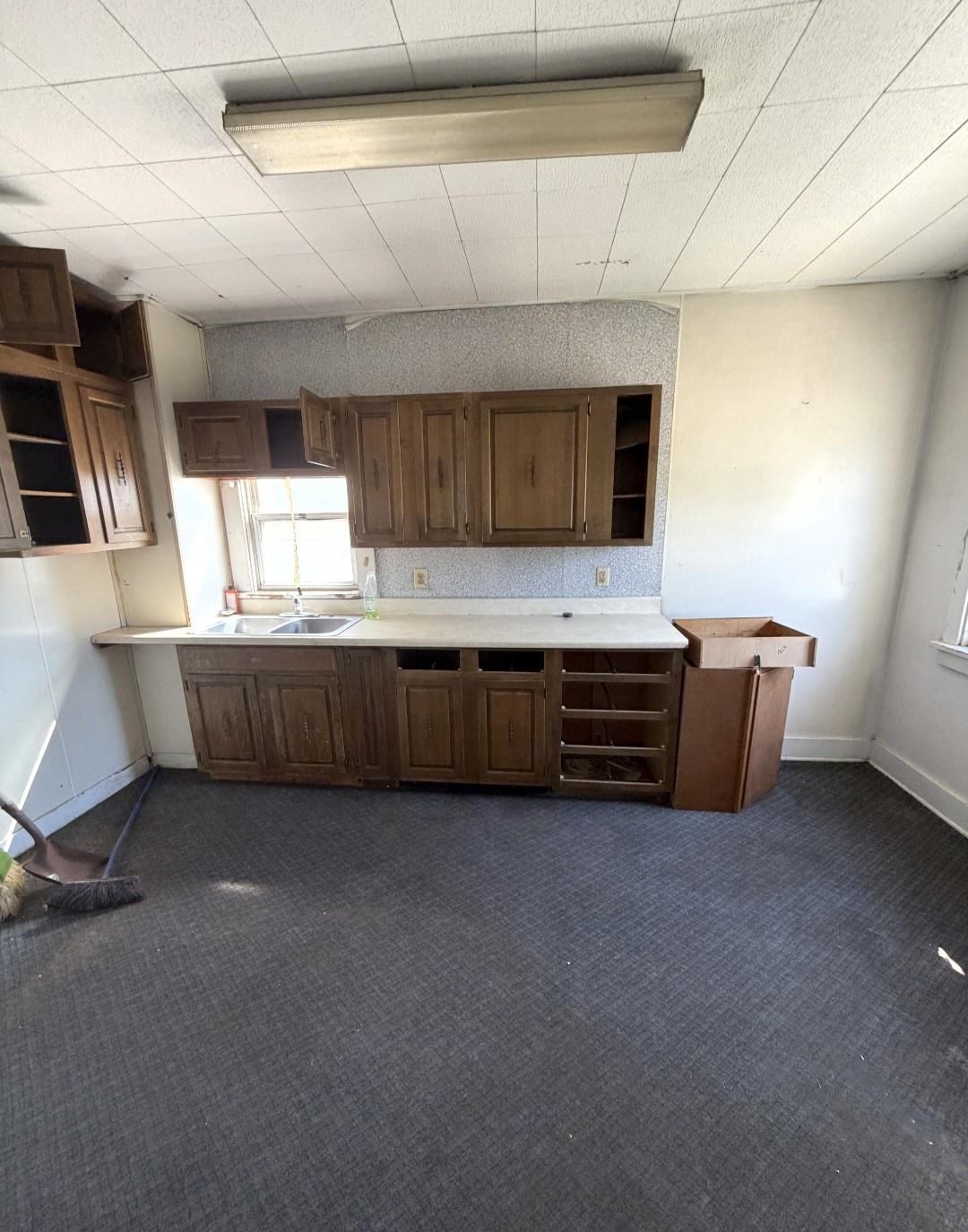 449 Baker St Property Photo 5
