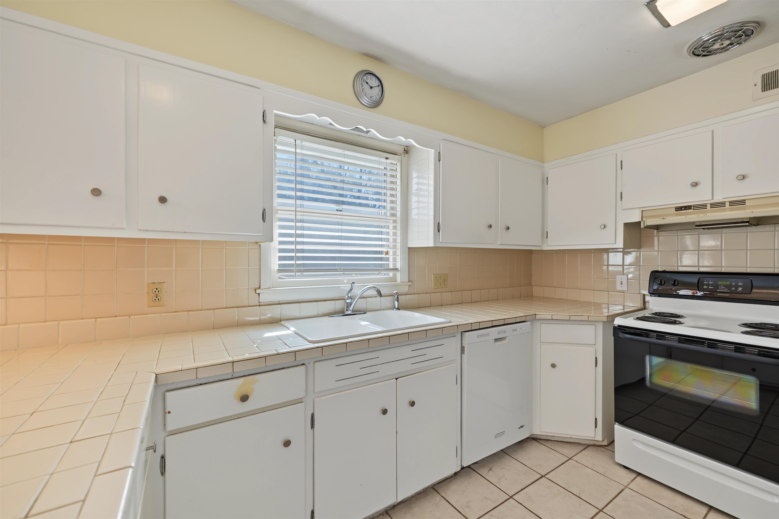 20 N Eastborough Rd Property Photo 10
