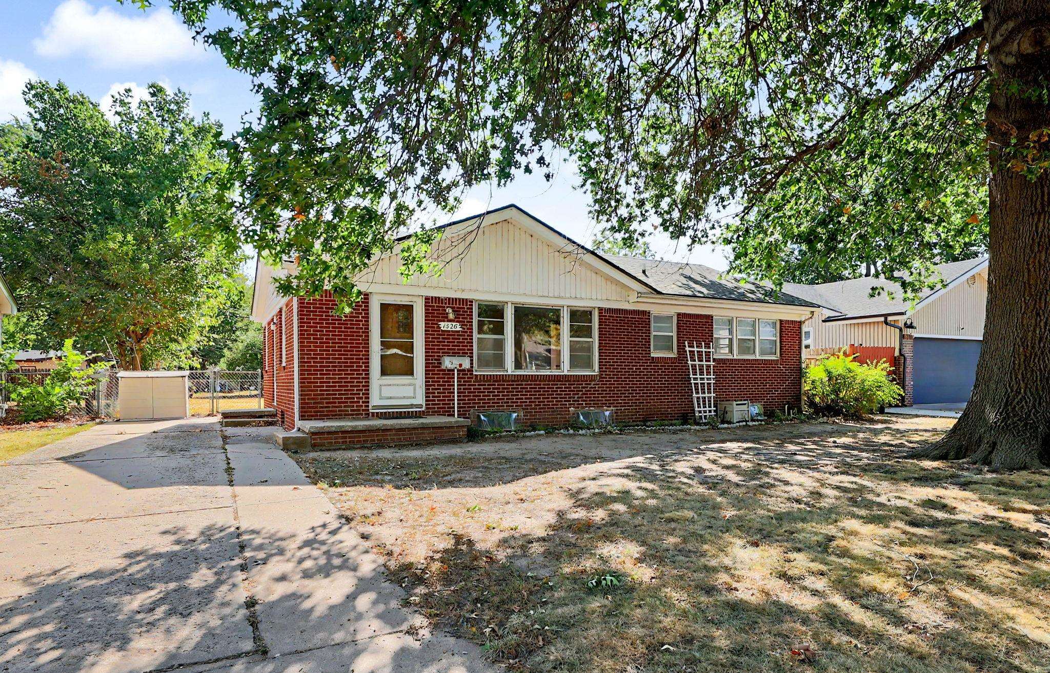 1526 N Gow Property Photo 2