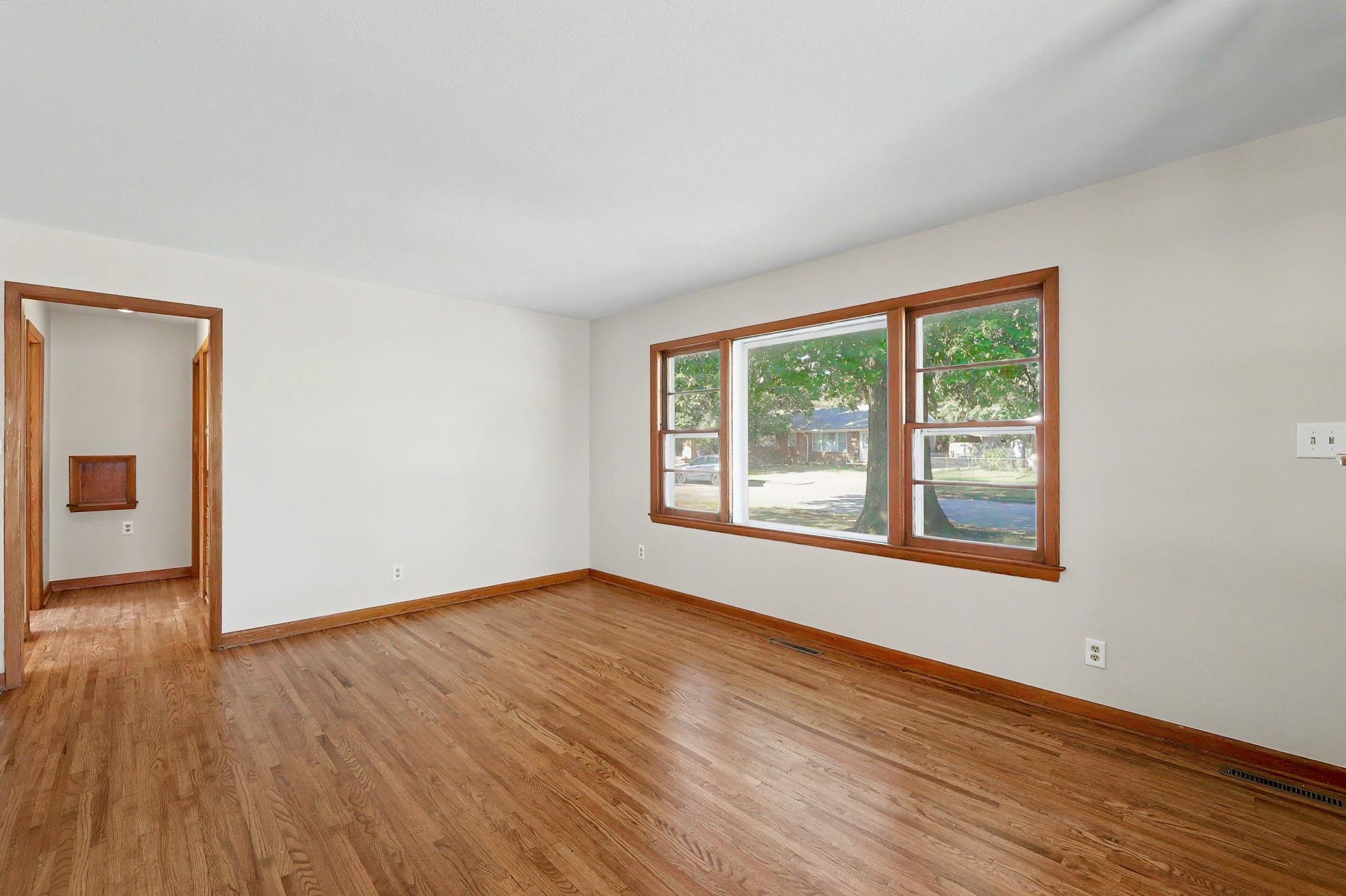 1526 N Gow Property Photo 9