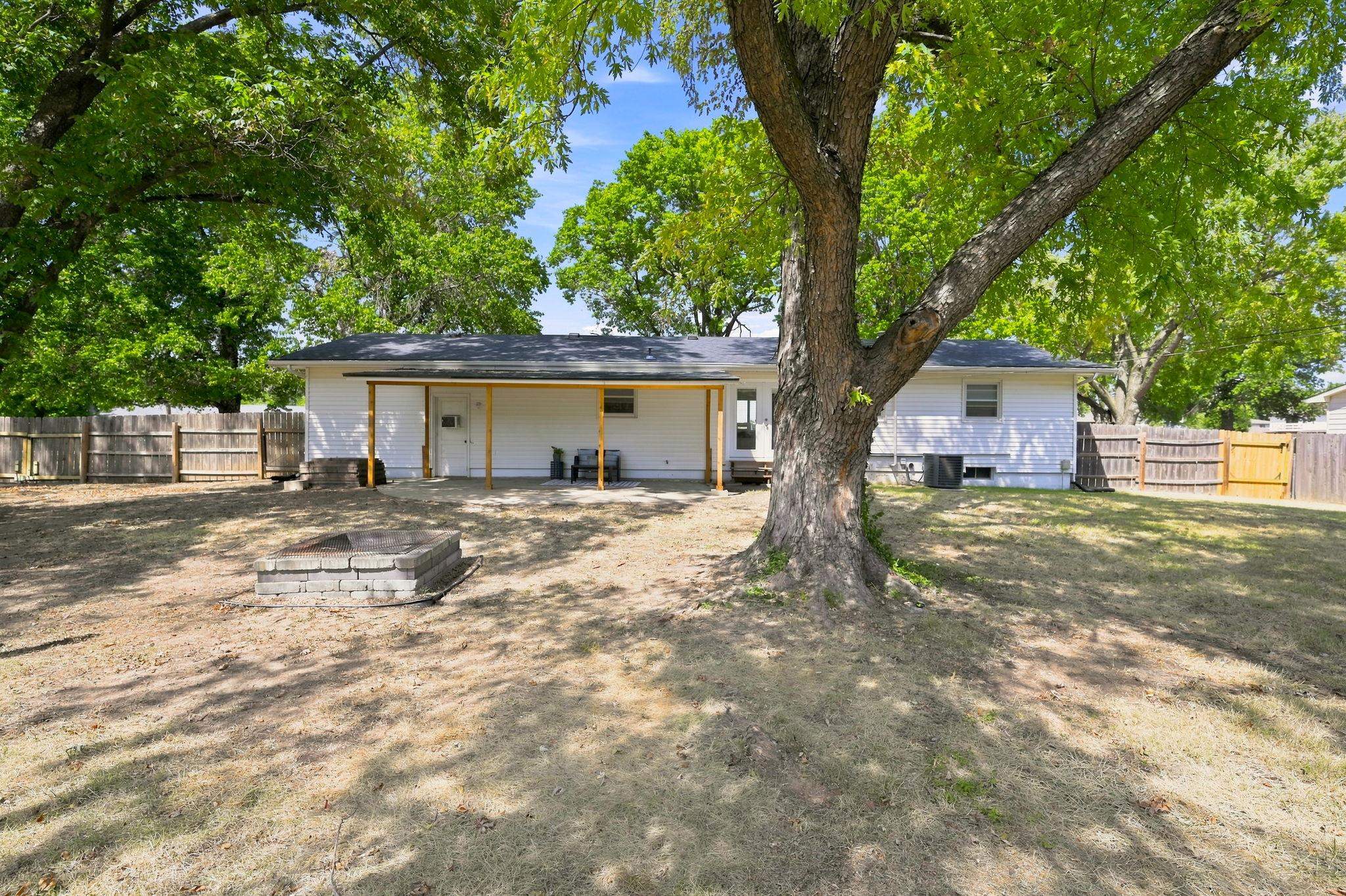 420 Westfield St Property Photo 6