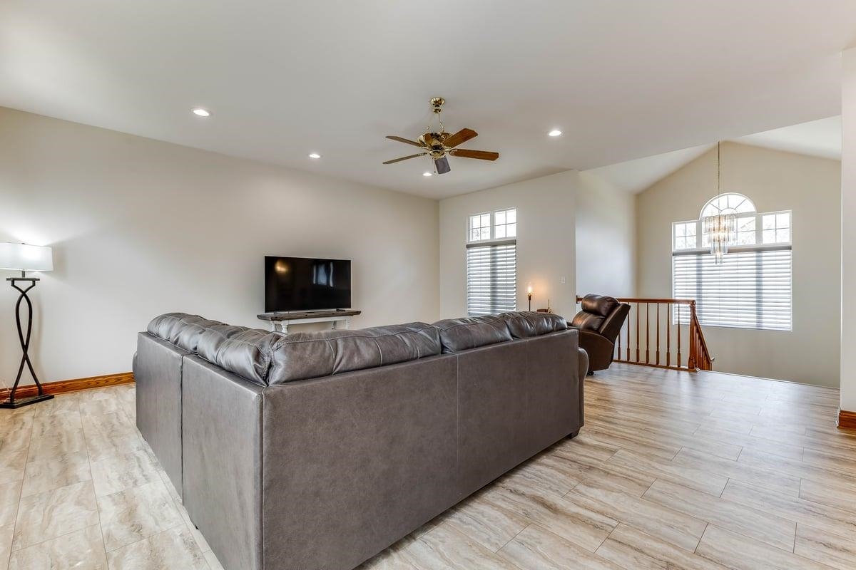 3905 Meadow Ridge Ln Property Photo 5