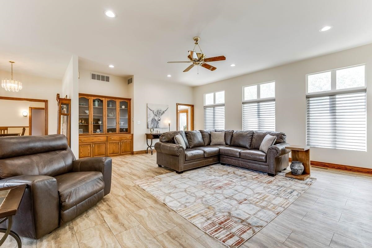 3905 Meadow Ridge Ln Property Photo 6