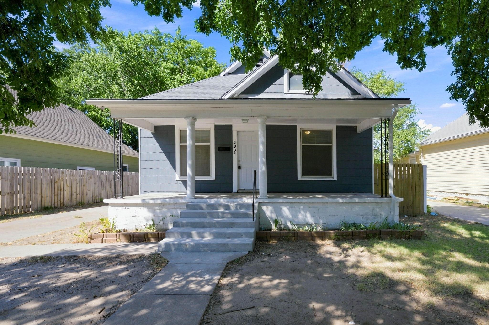 2035 N Park Place Property Photo 1