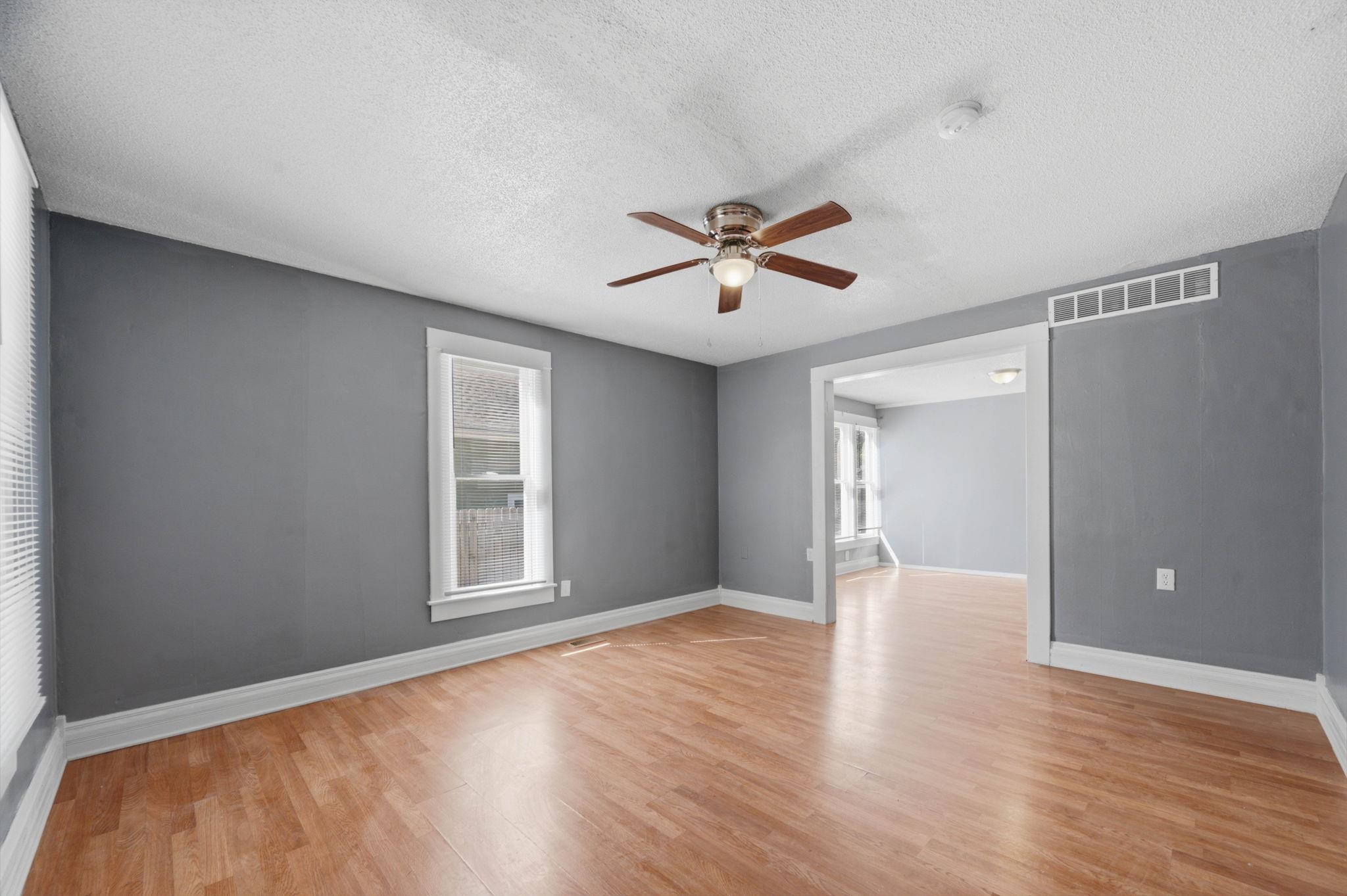 2035 N Park Place Property Photo 6