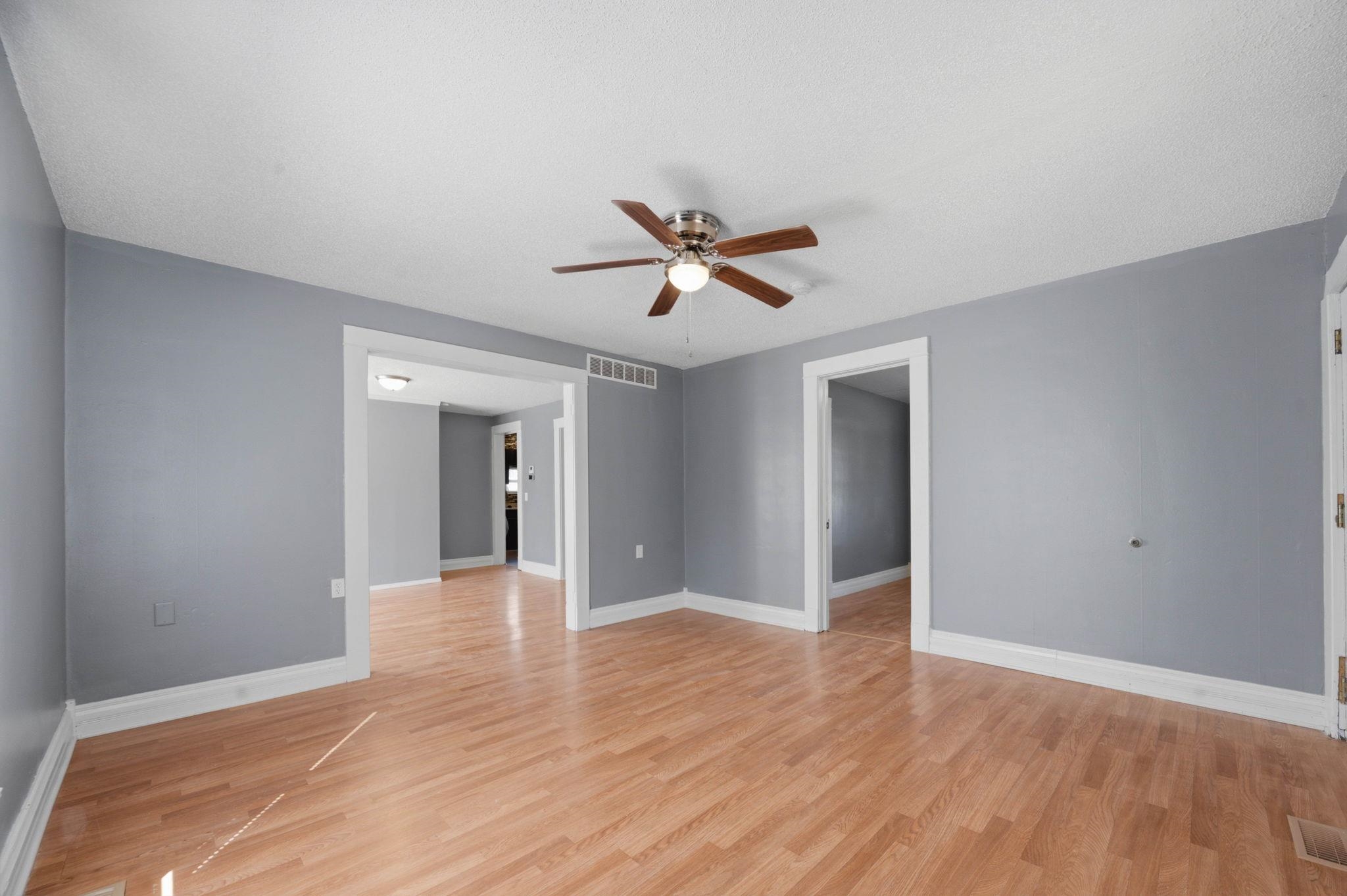 2035 N Park Place Property Photo 7