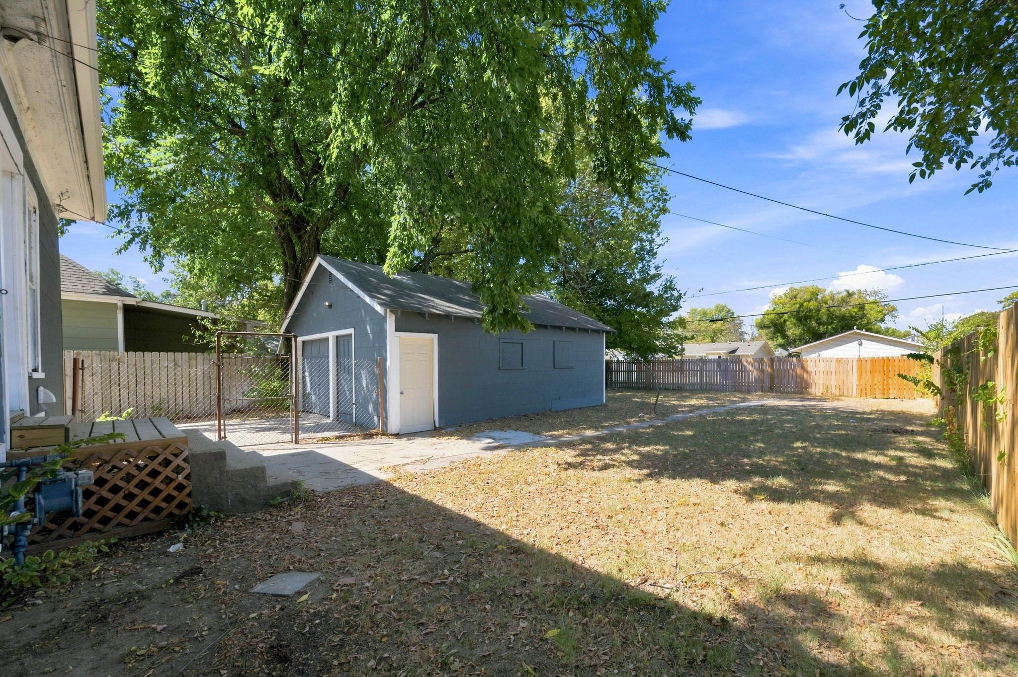 2035 N Park Place Property Photo 21