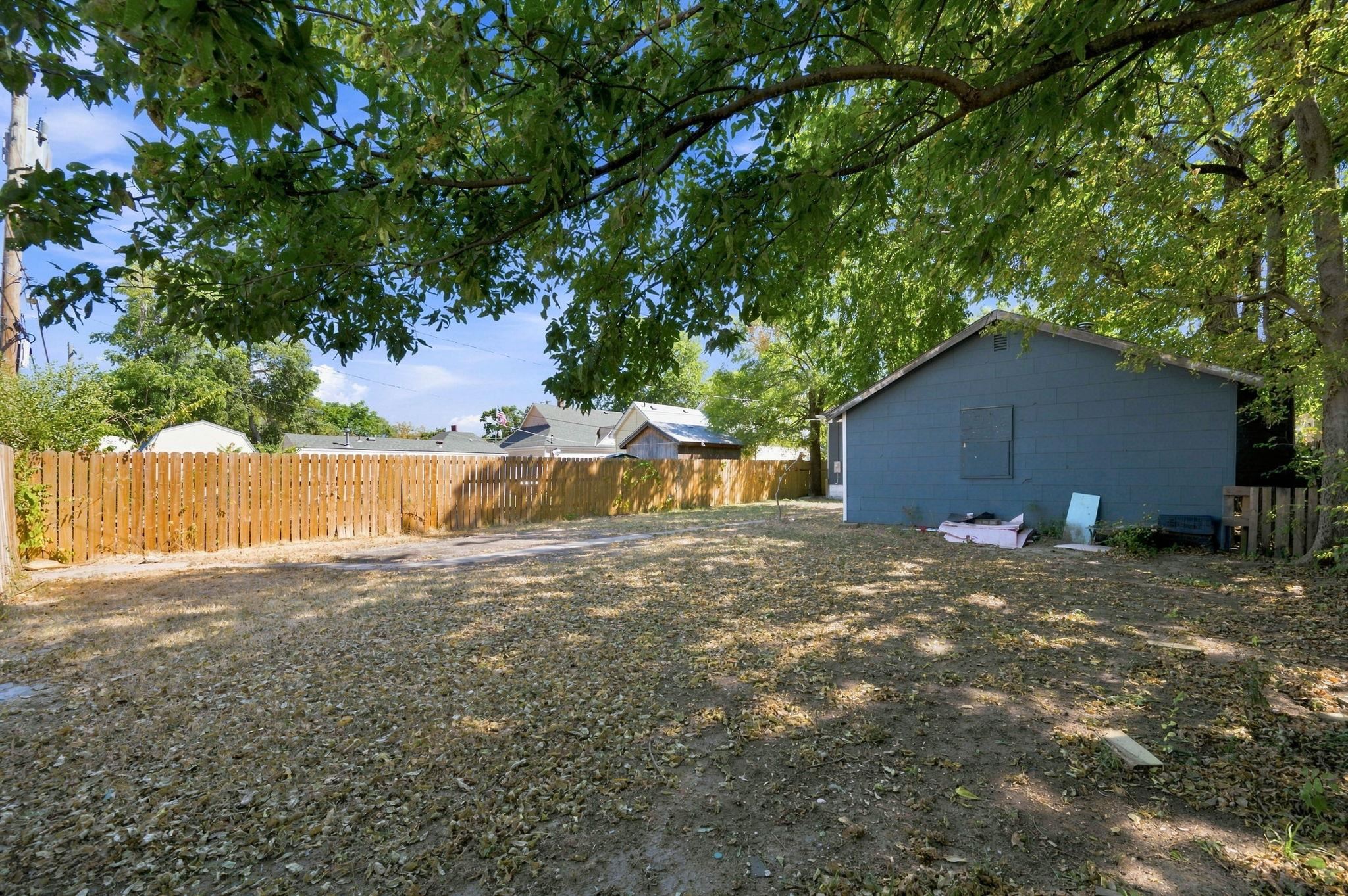 2035 N Park Place Property Photo 23