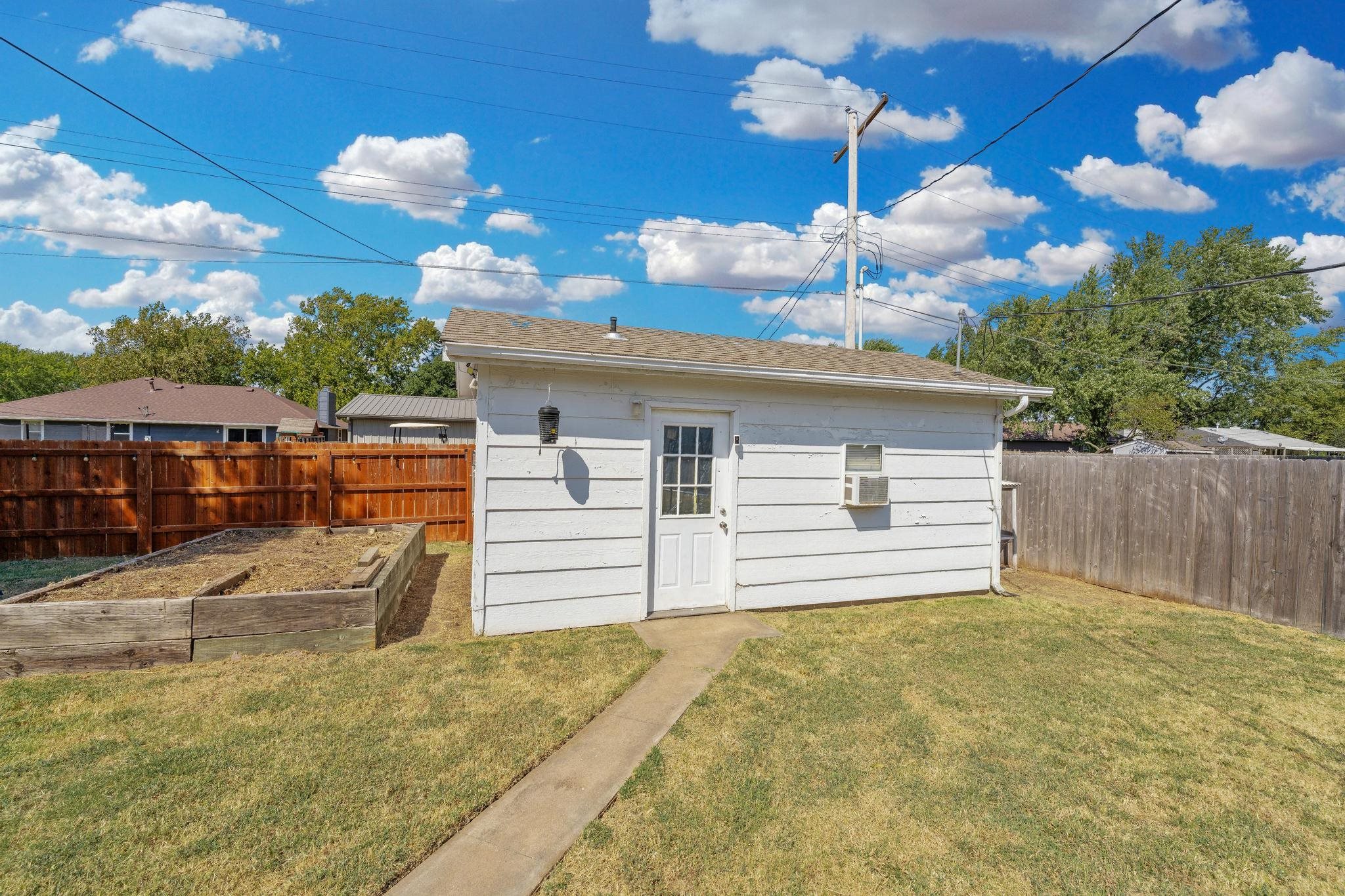 1416 N Park St Property Photo 30