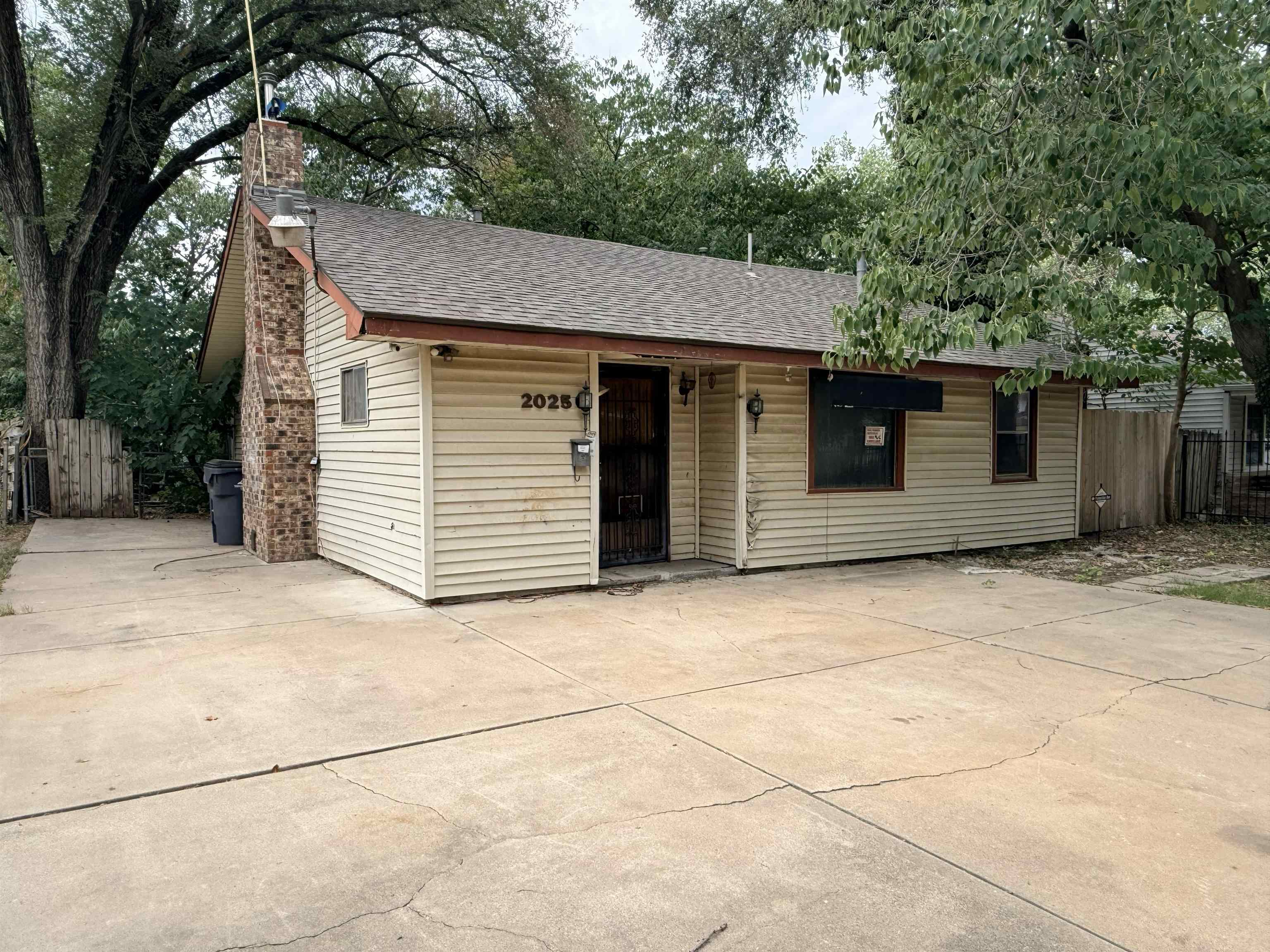 2025 S Spruce St Property Photo 2