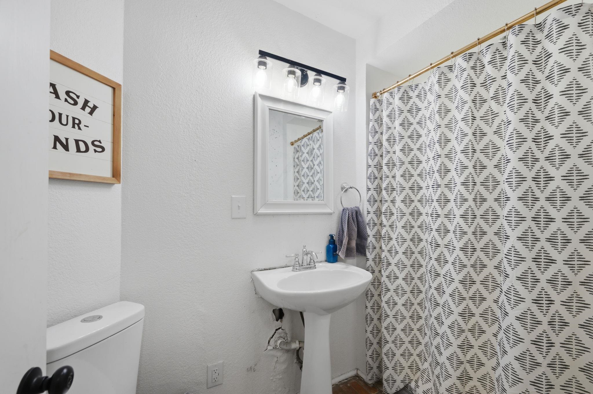 1557 N Fairview Ave Property Photo 20