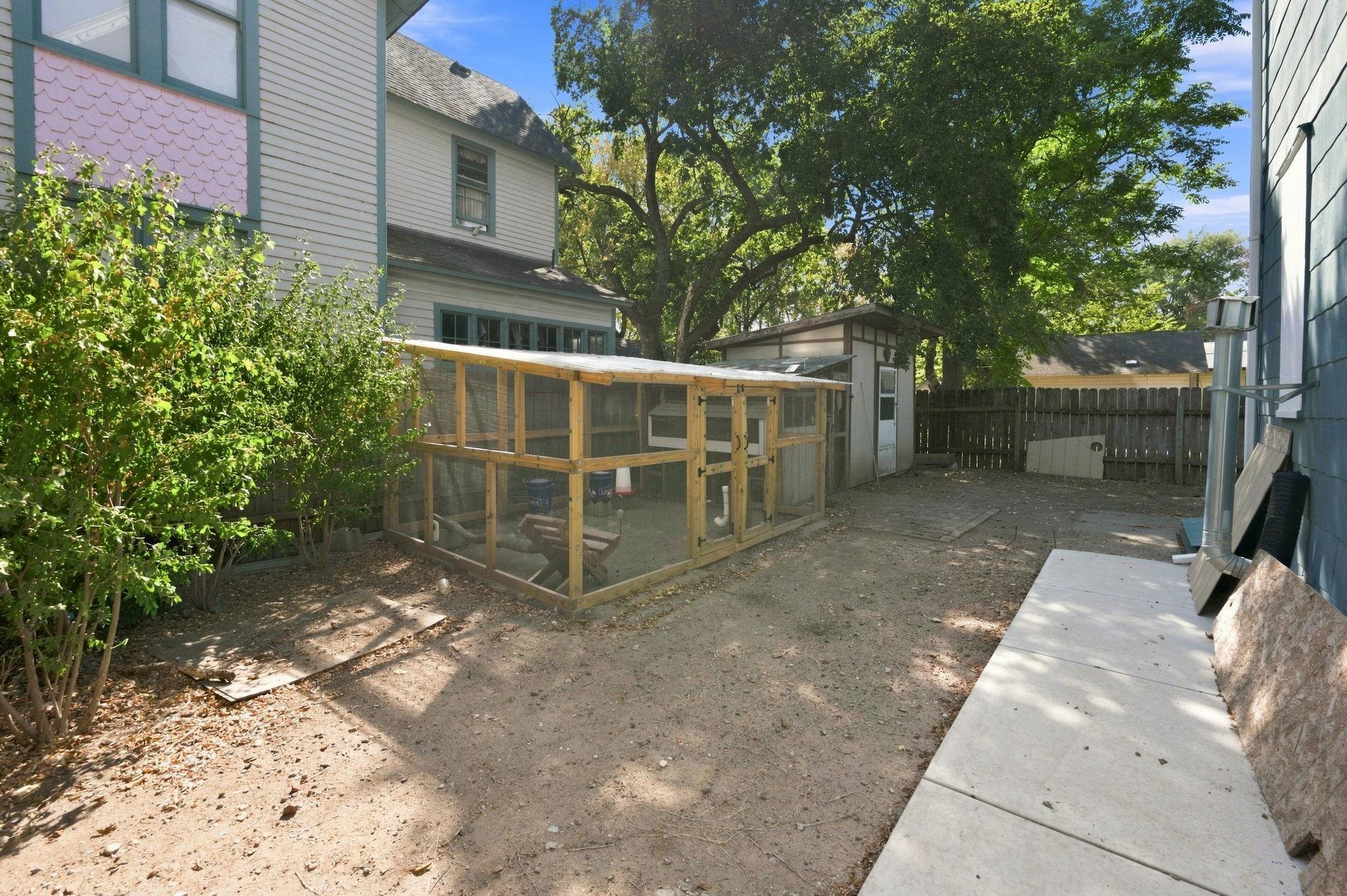 1557 N Fairview Ave Property Photo 34