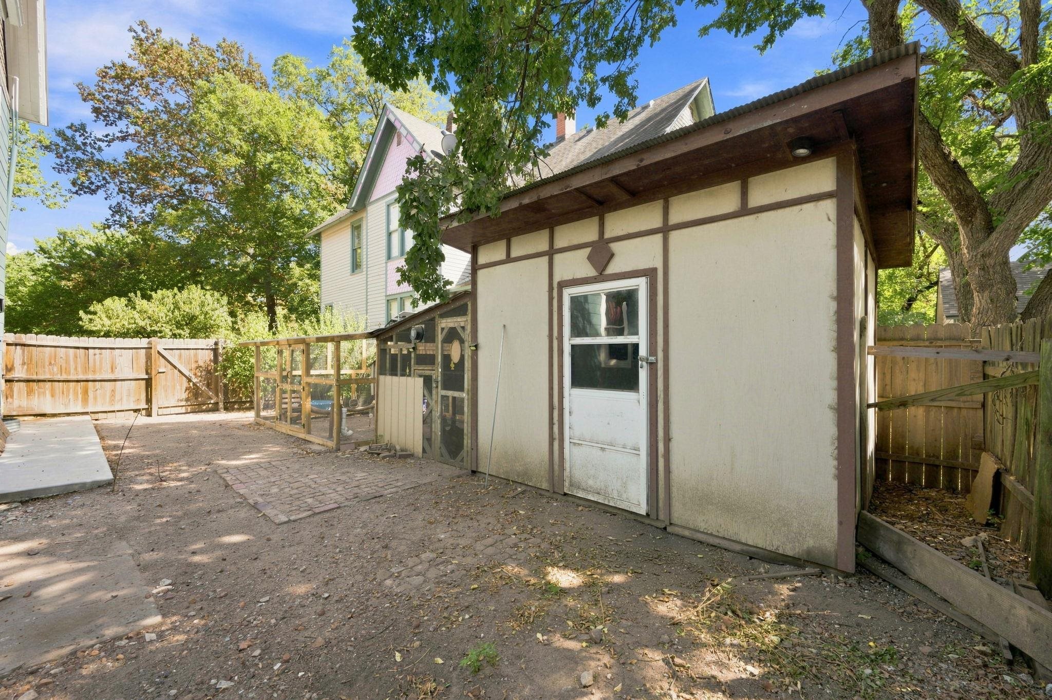 1557 N Fairview Ave Property Photo 35