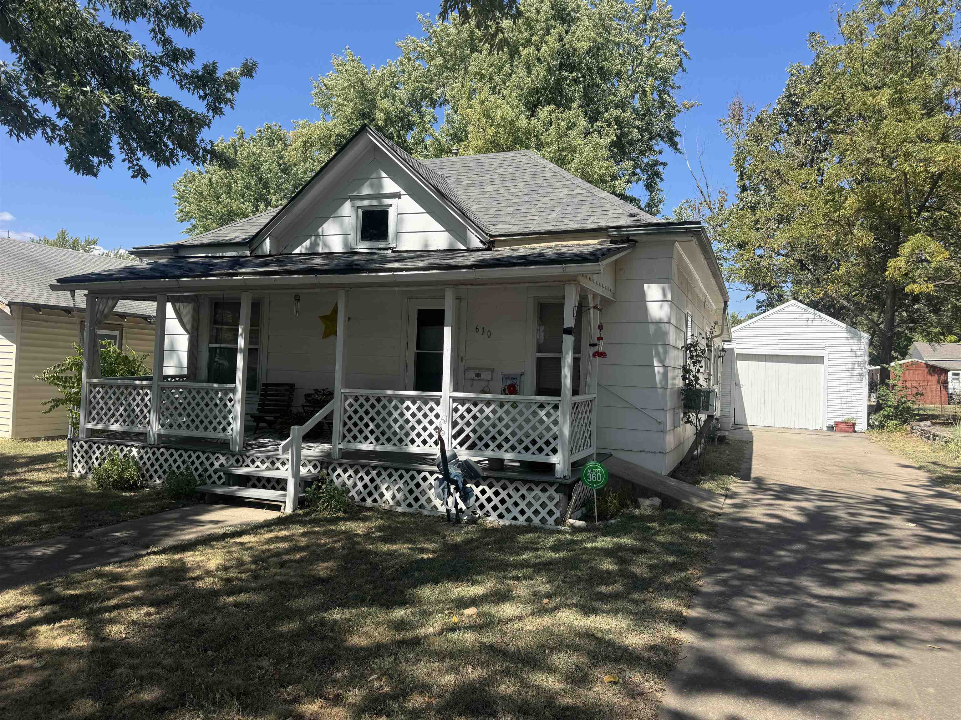 610 E 16th Property Photo 1
