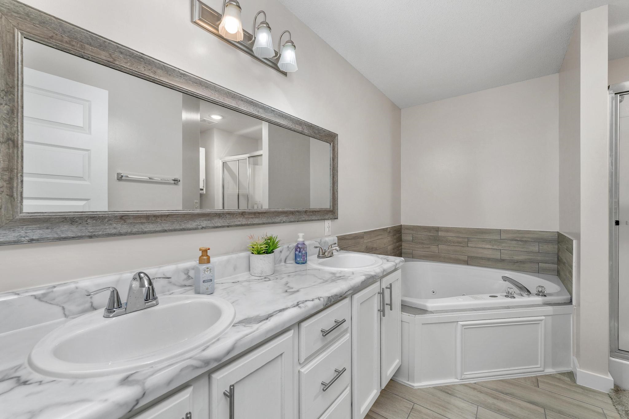 703 S Red Oaks Cir Property Photo 16