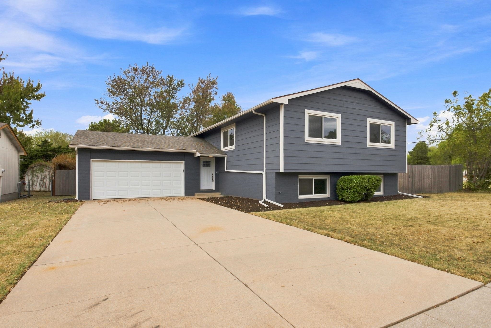 4565 N Hillcrest Property Photo 1