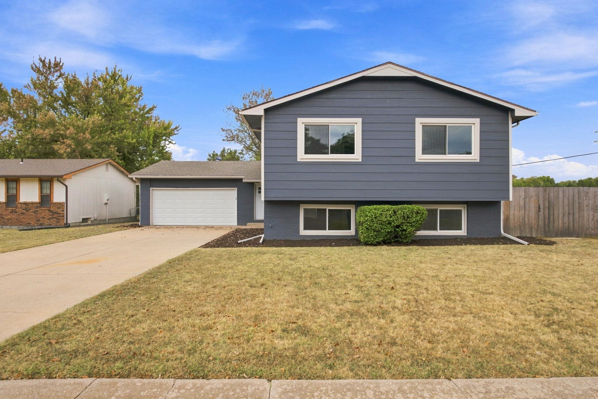 4565 N Hillcrest Property Photo 2