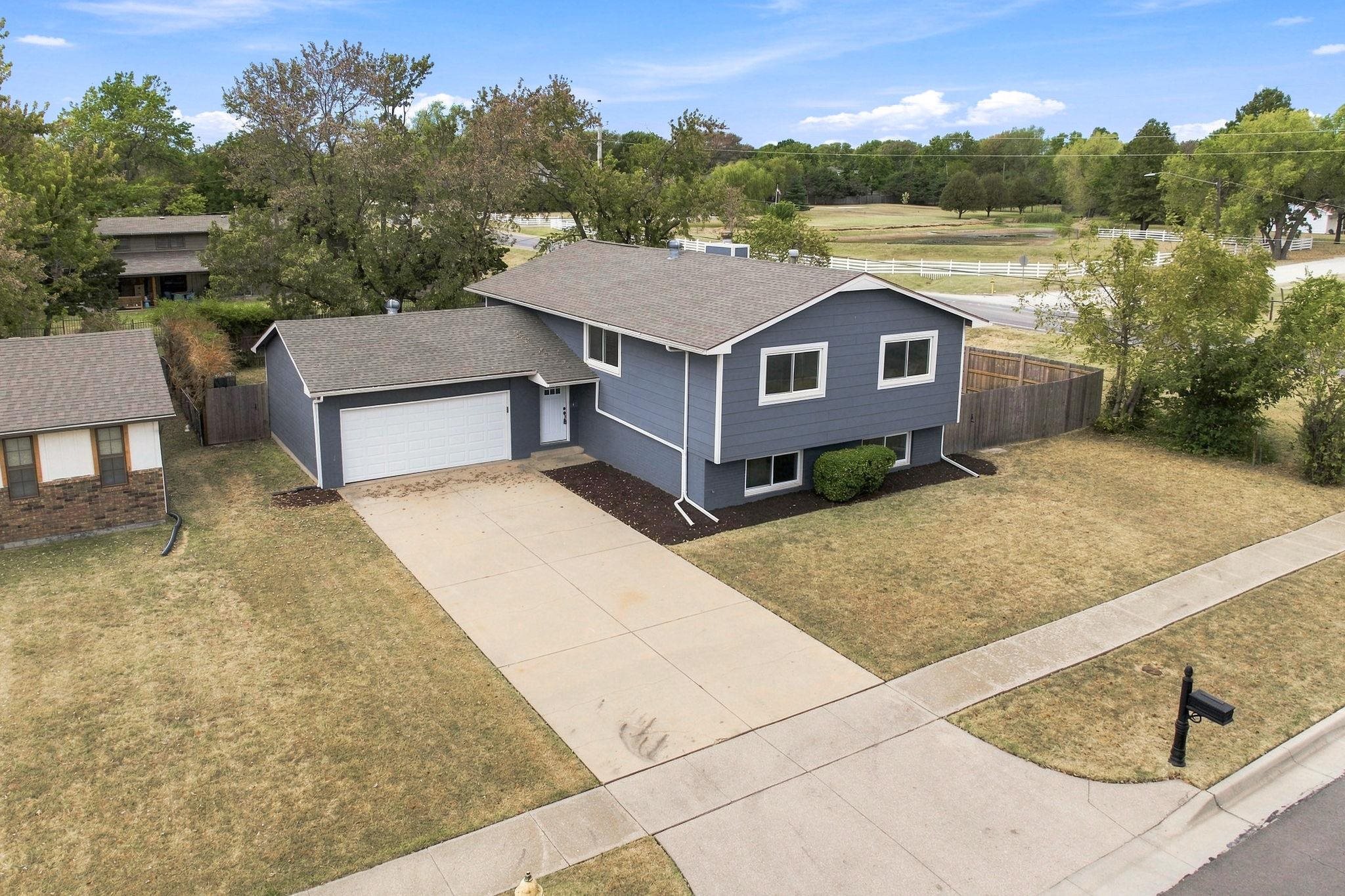 4565 N Hillcrest Property Photo 3