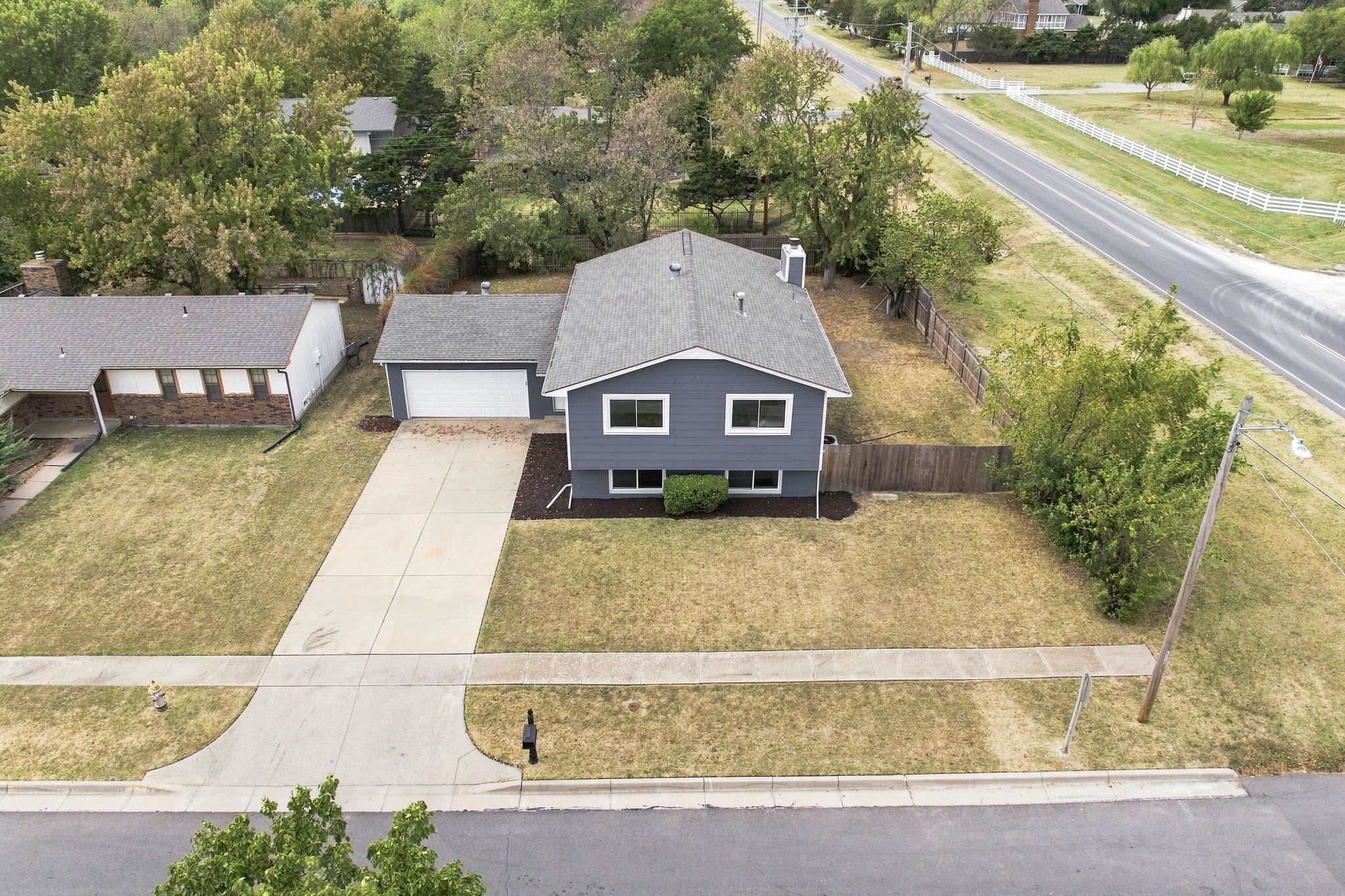4565 N Hillcrest Property Photo 4