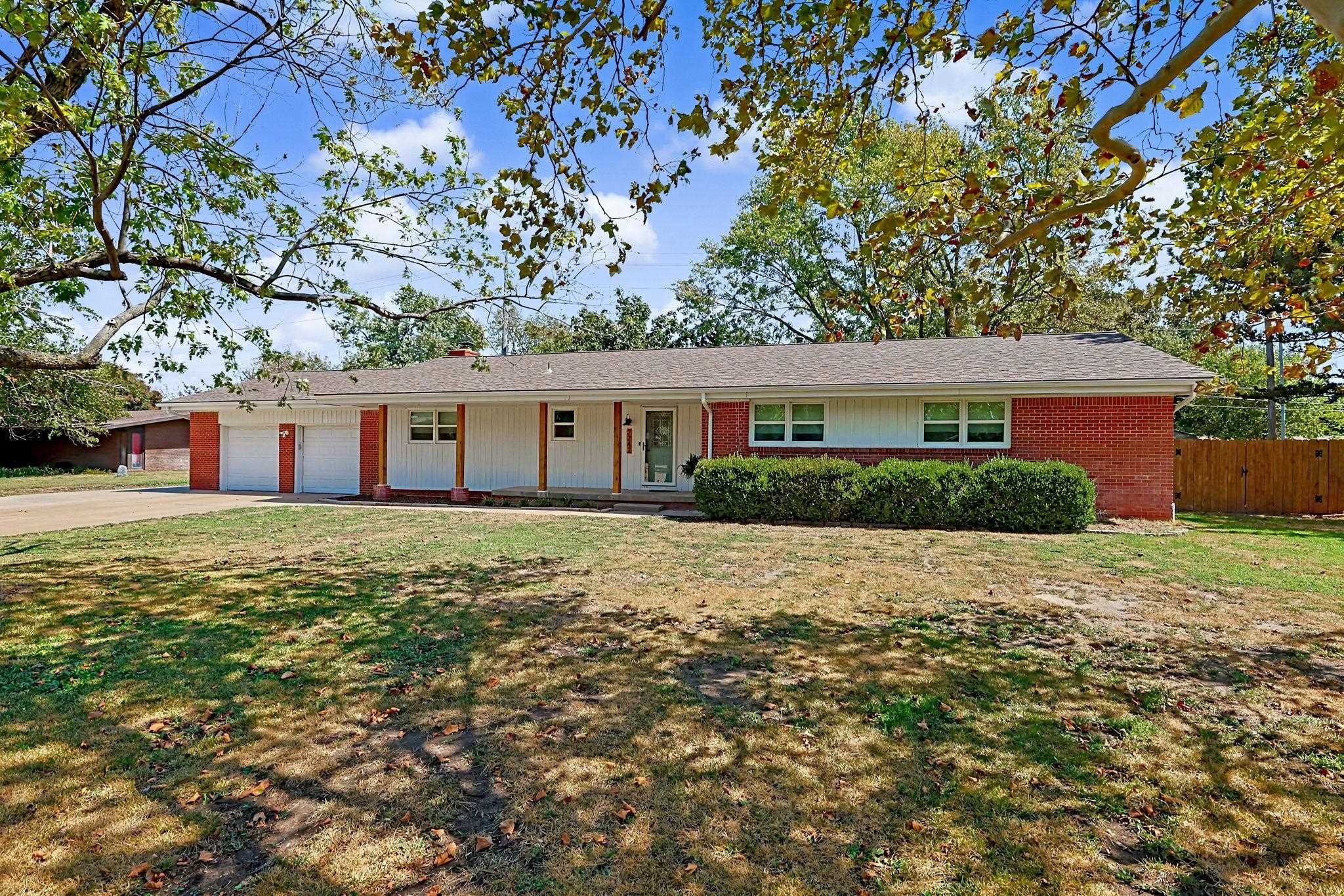 2242 N Cardinal Dr Property Photo 1