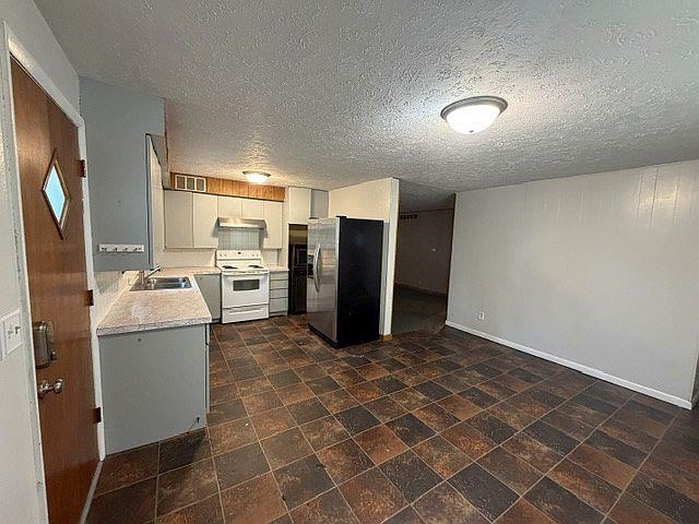 309 N Stark St Property Photo 3