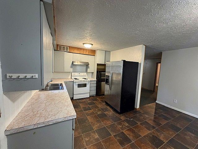 309 N Stark St Property Photo 5