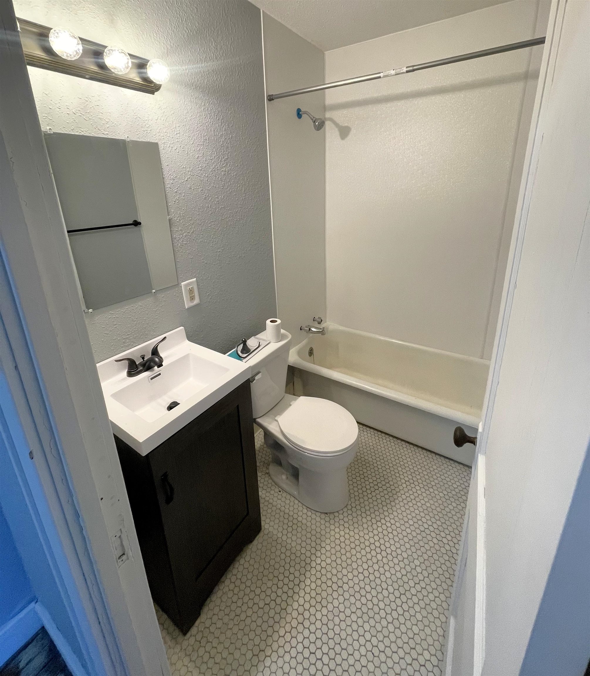 705-707 W Ash St Property Photo 6