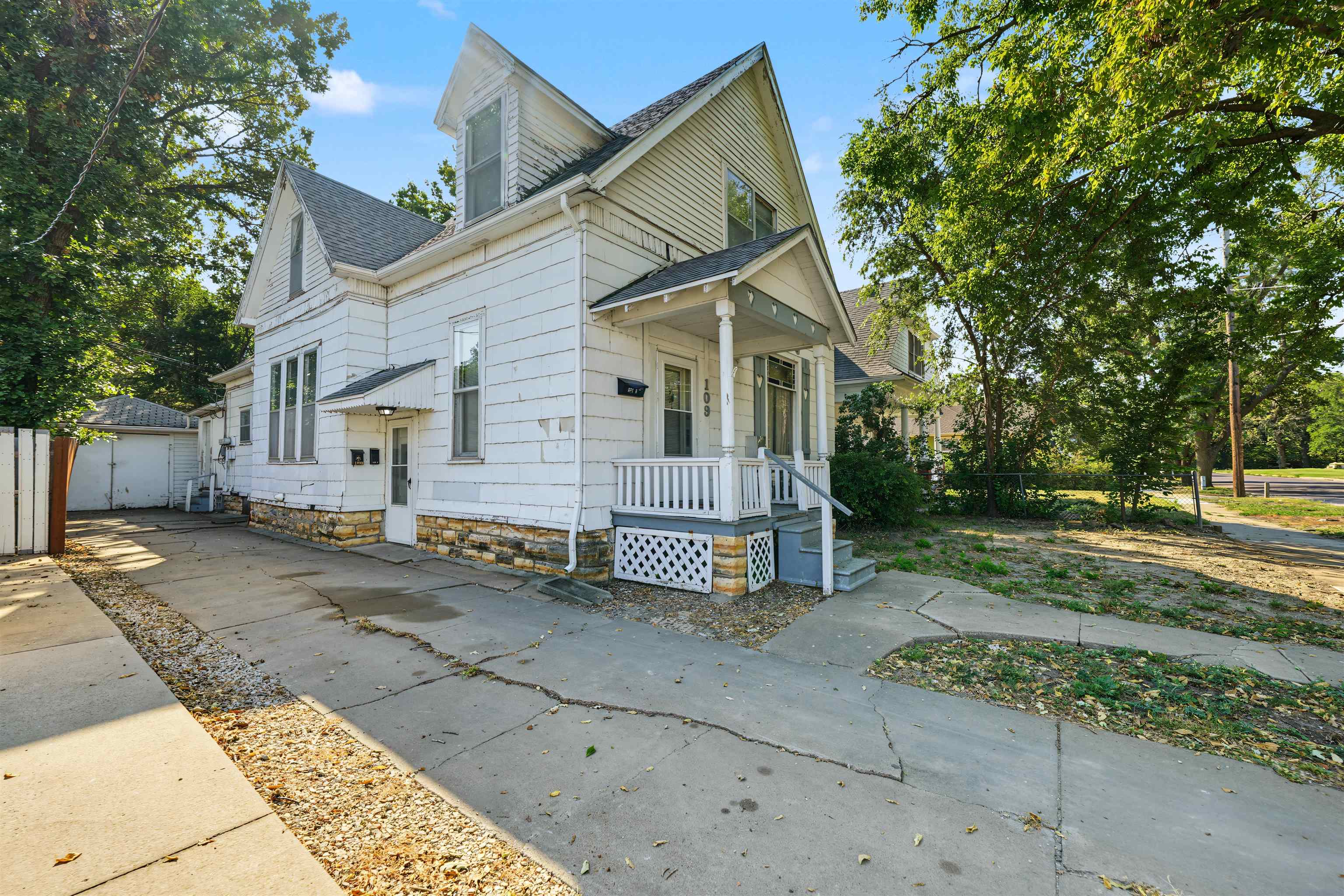 109 S Front St Property Photo 1