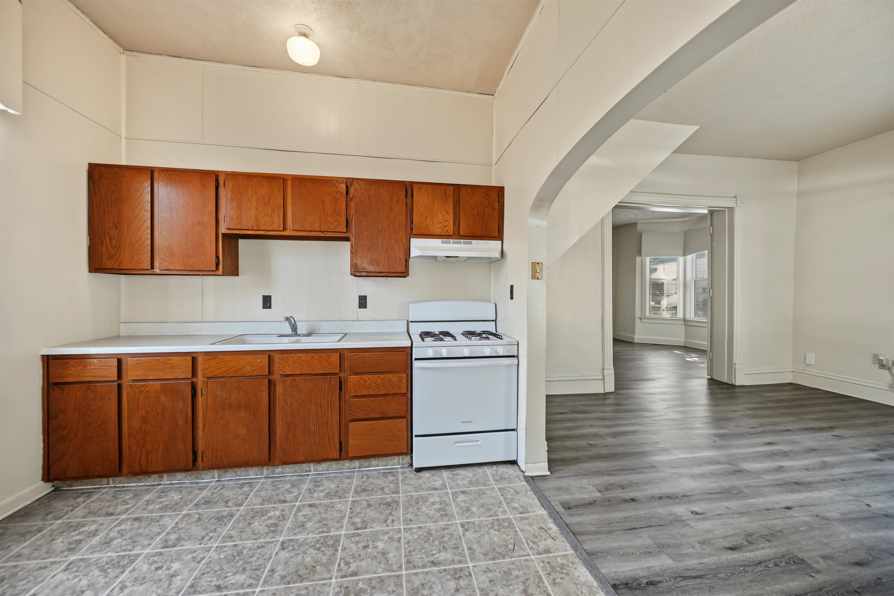109 S Front St Property Photo 4