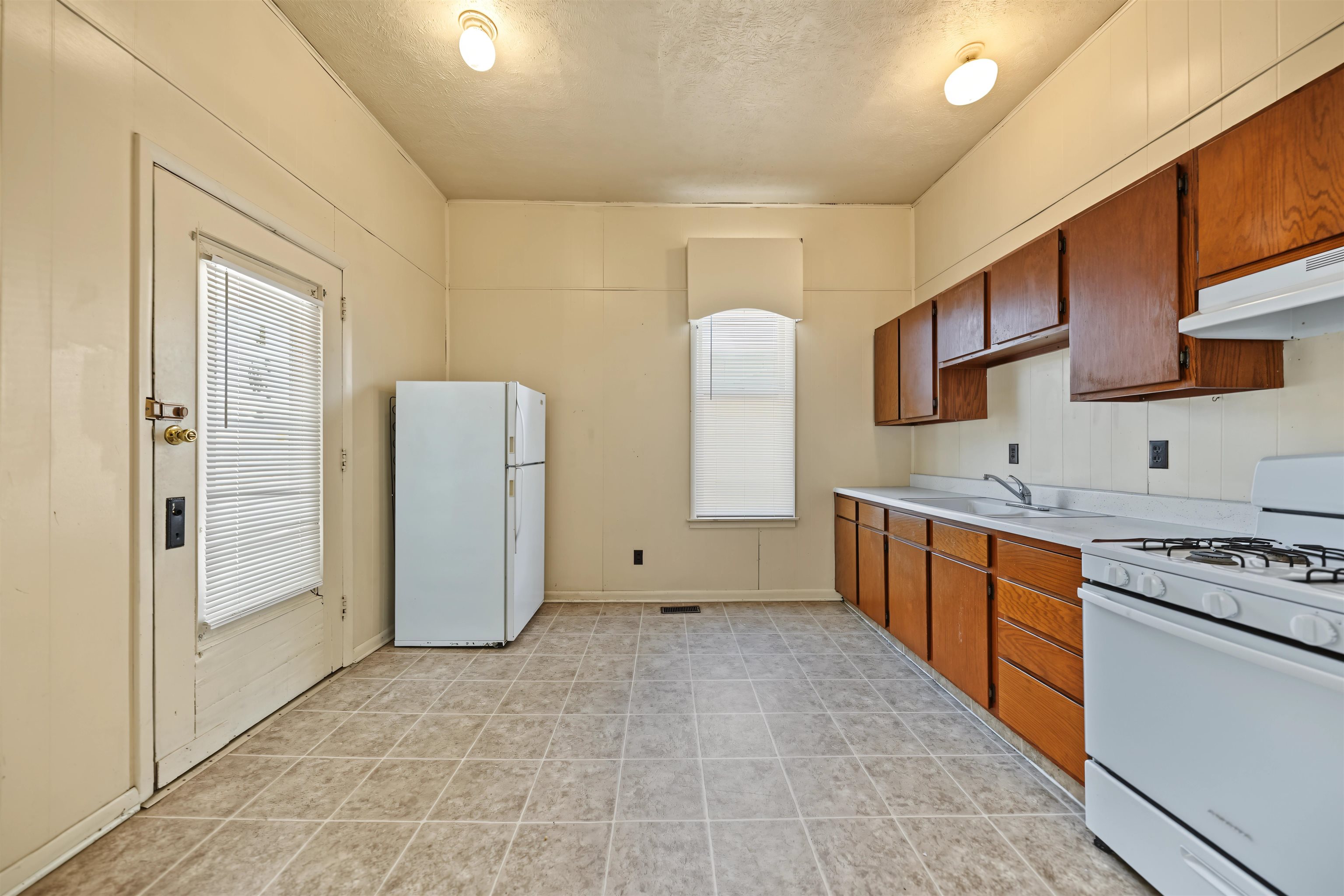 109 S Front St Property Photo 5