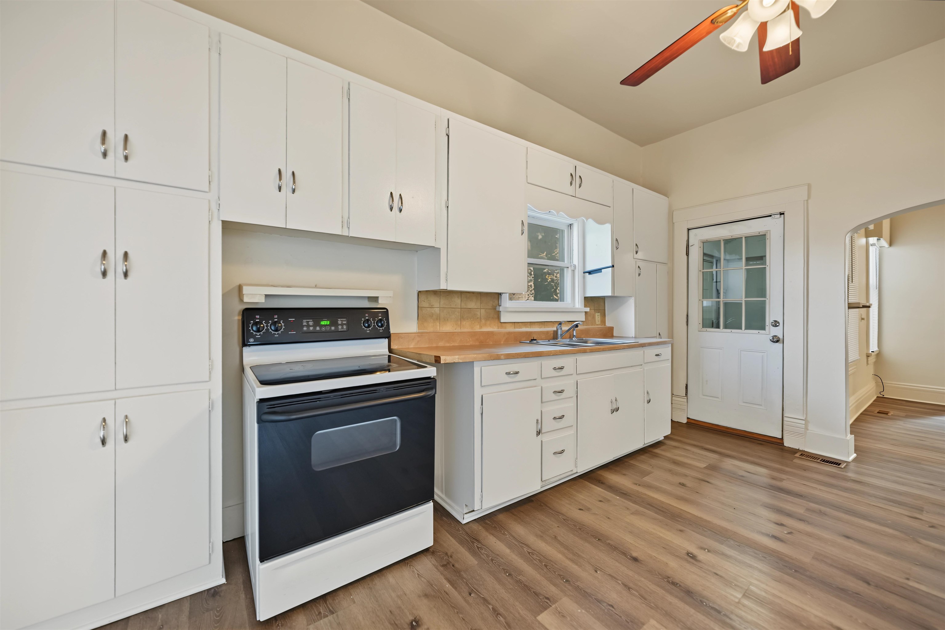 109 S Front St Property Photo 11