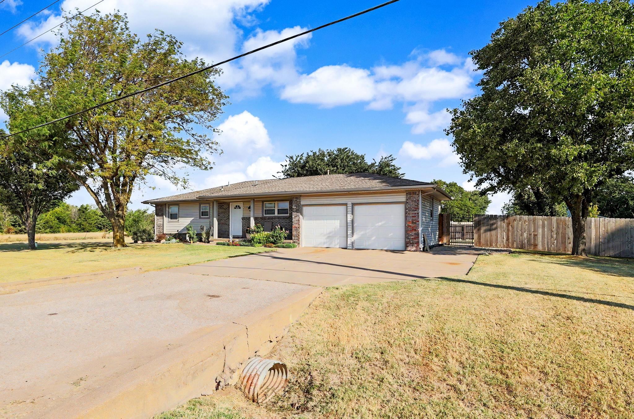 11310 W Macarthur Ave Property Photo 2