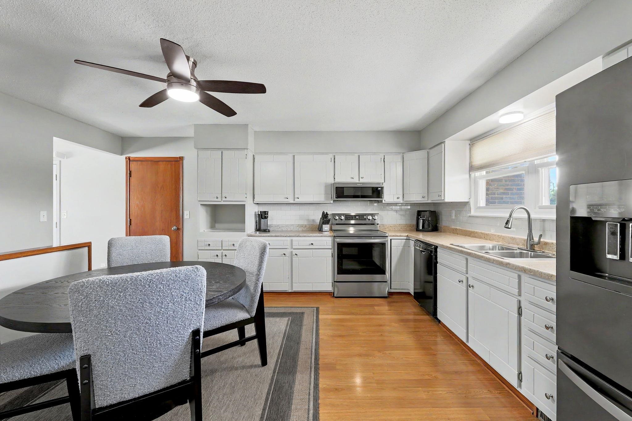 11310 W Macarthur Ave Property Photo 4