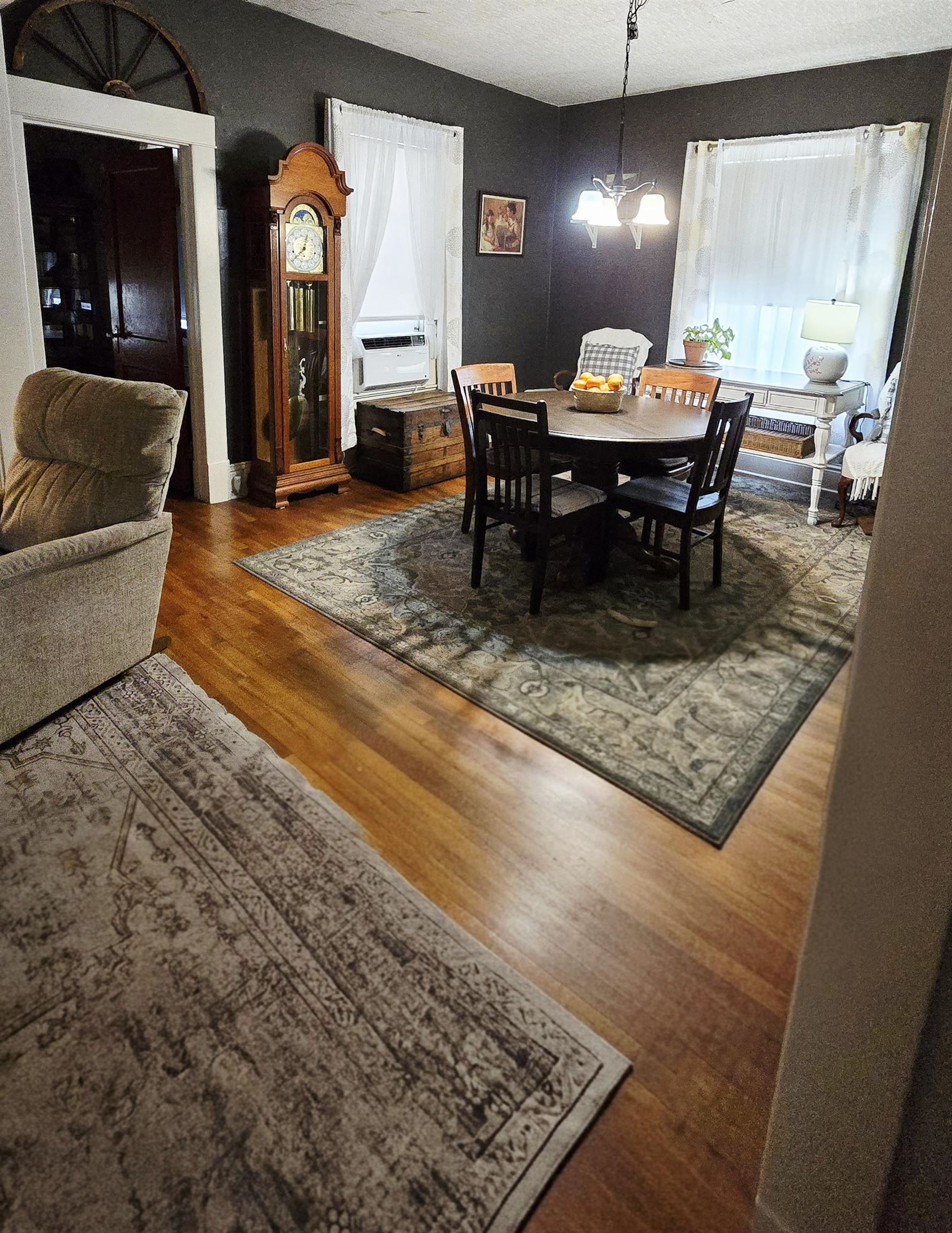 208 E Main Property Photo 9