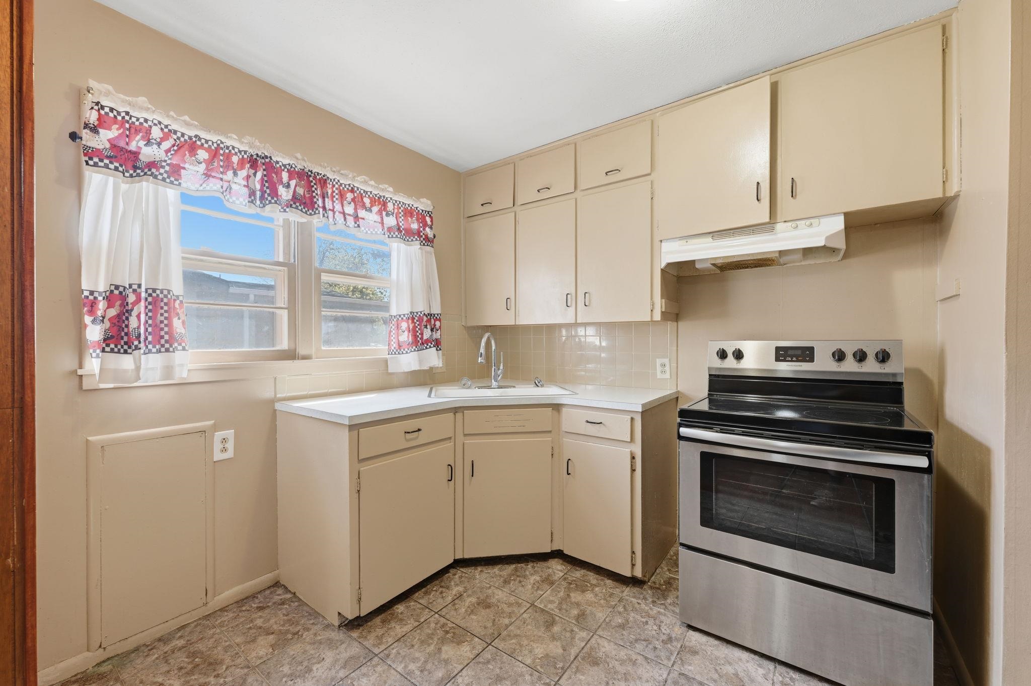 2822 S Santa Fe Property Photo 10