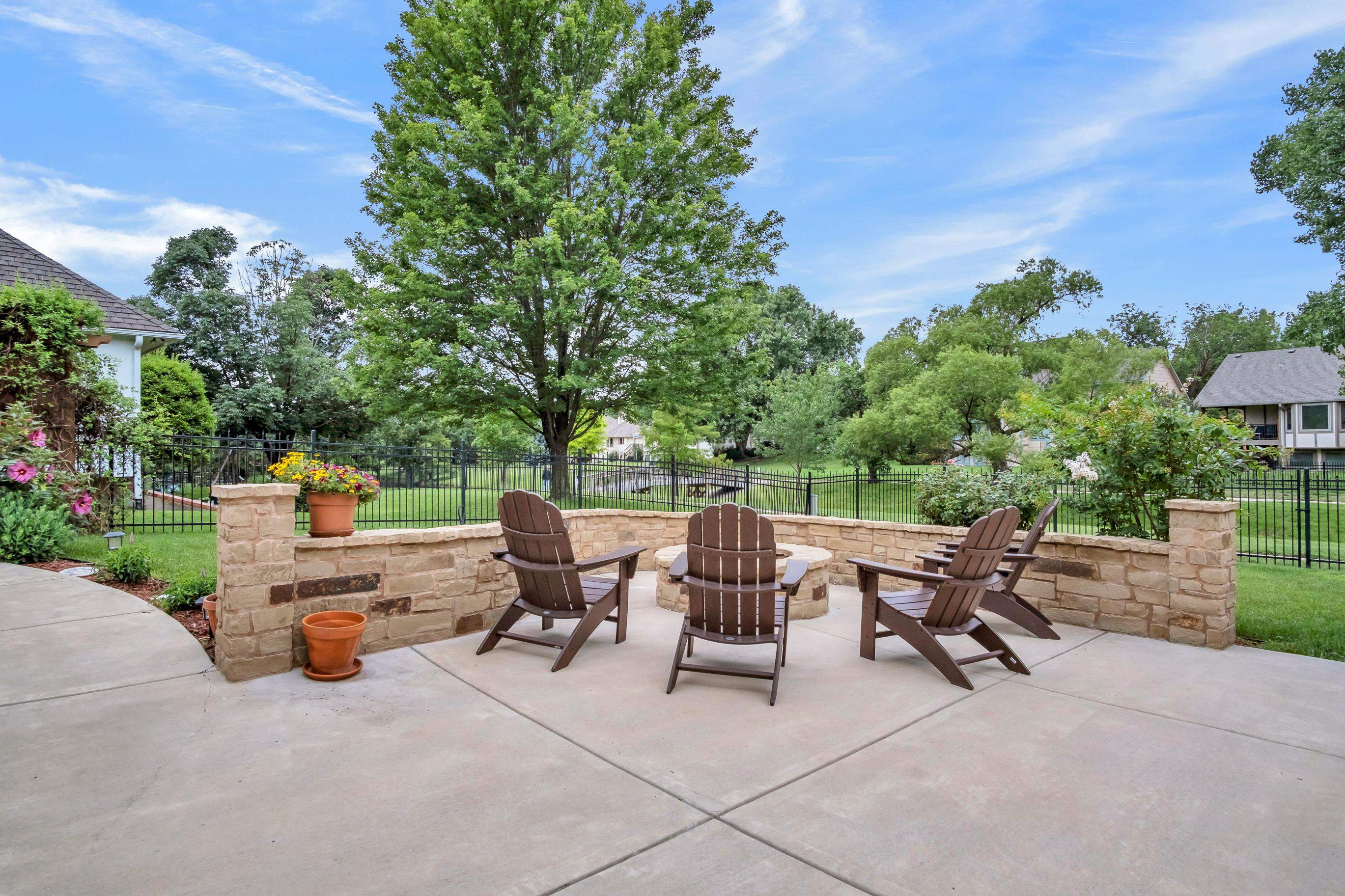 1039 N Post Oak Rd Property Photo 4