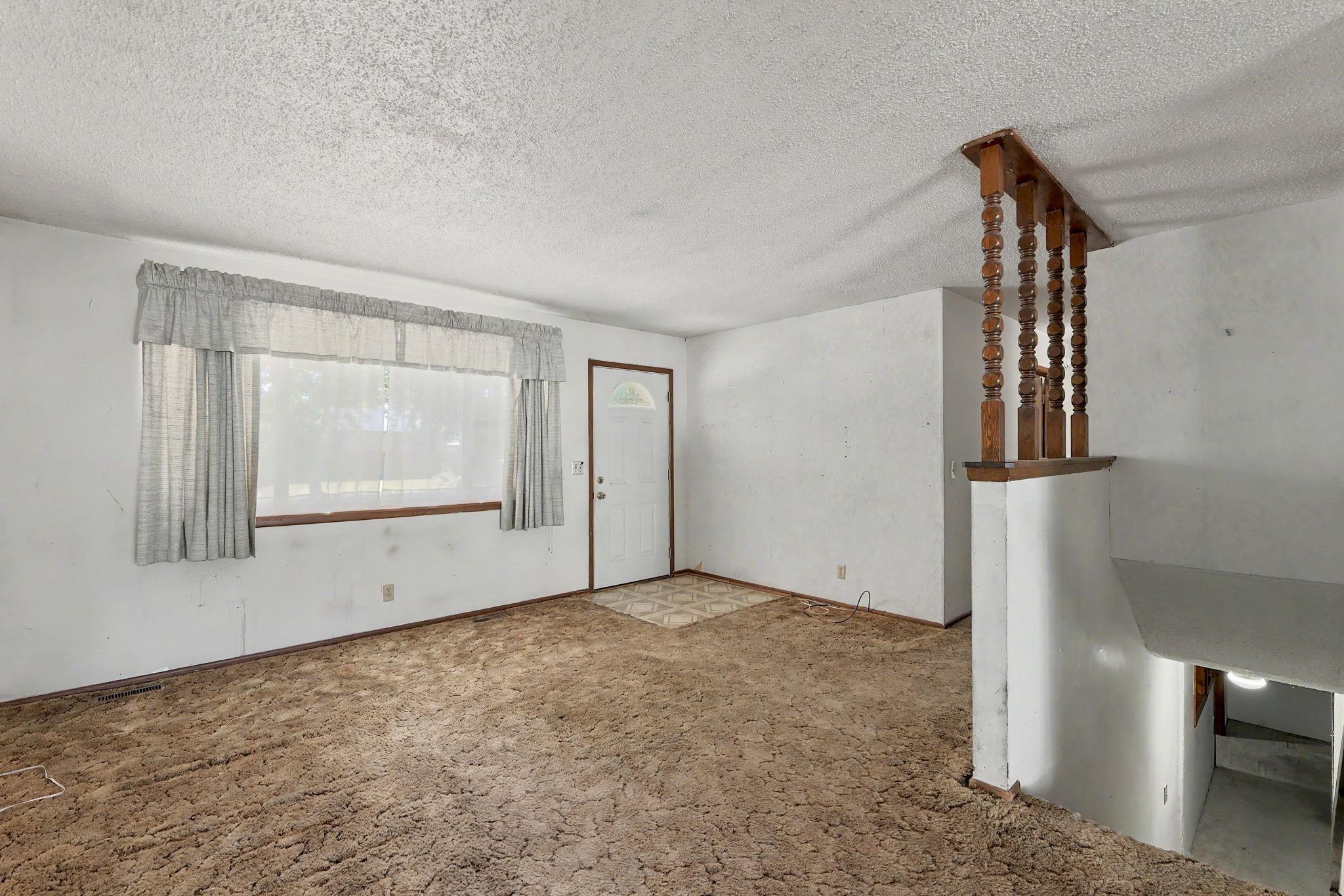 1053 N Compton St Property Photo 3