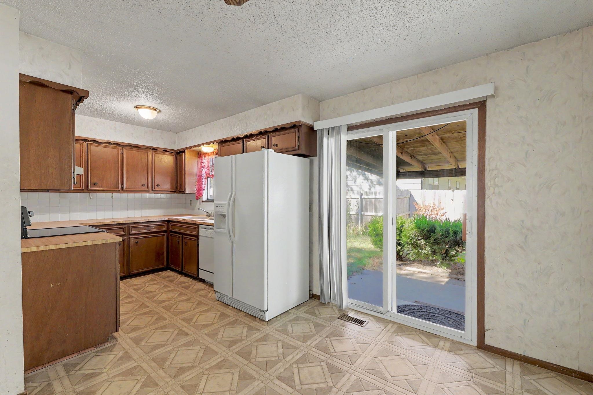 1053 N Compton St Property Photo 6