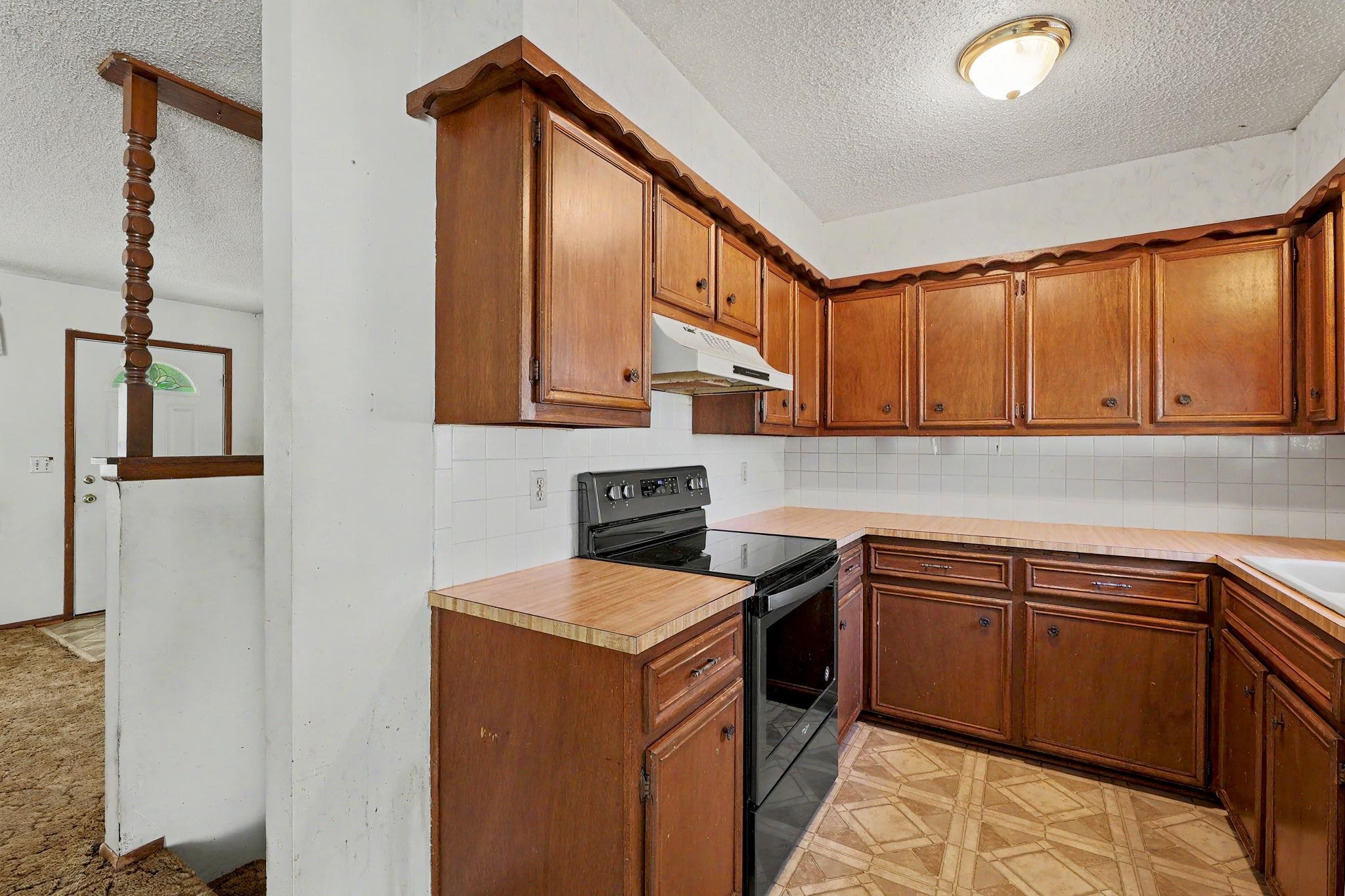 1053 N Compton St Property Photo 8