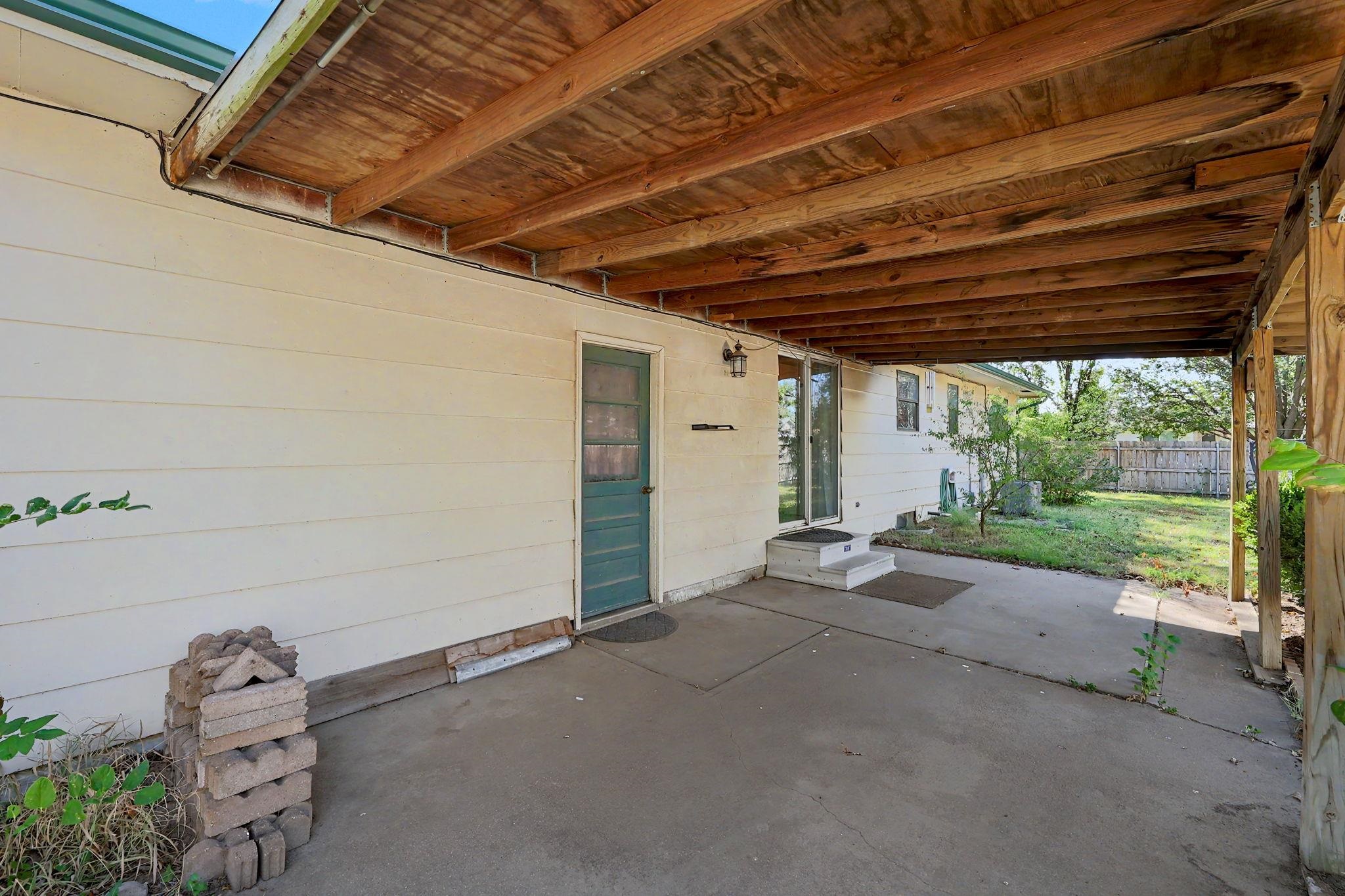 1053 N Compton St Property Photo 18