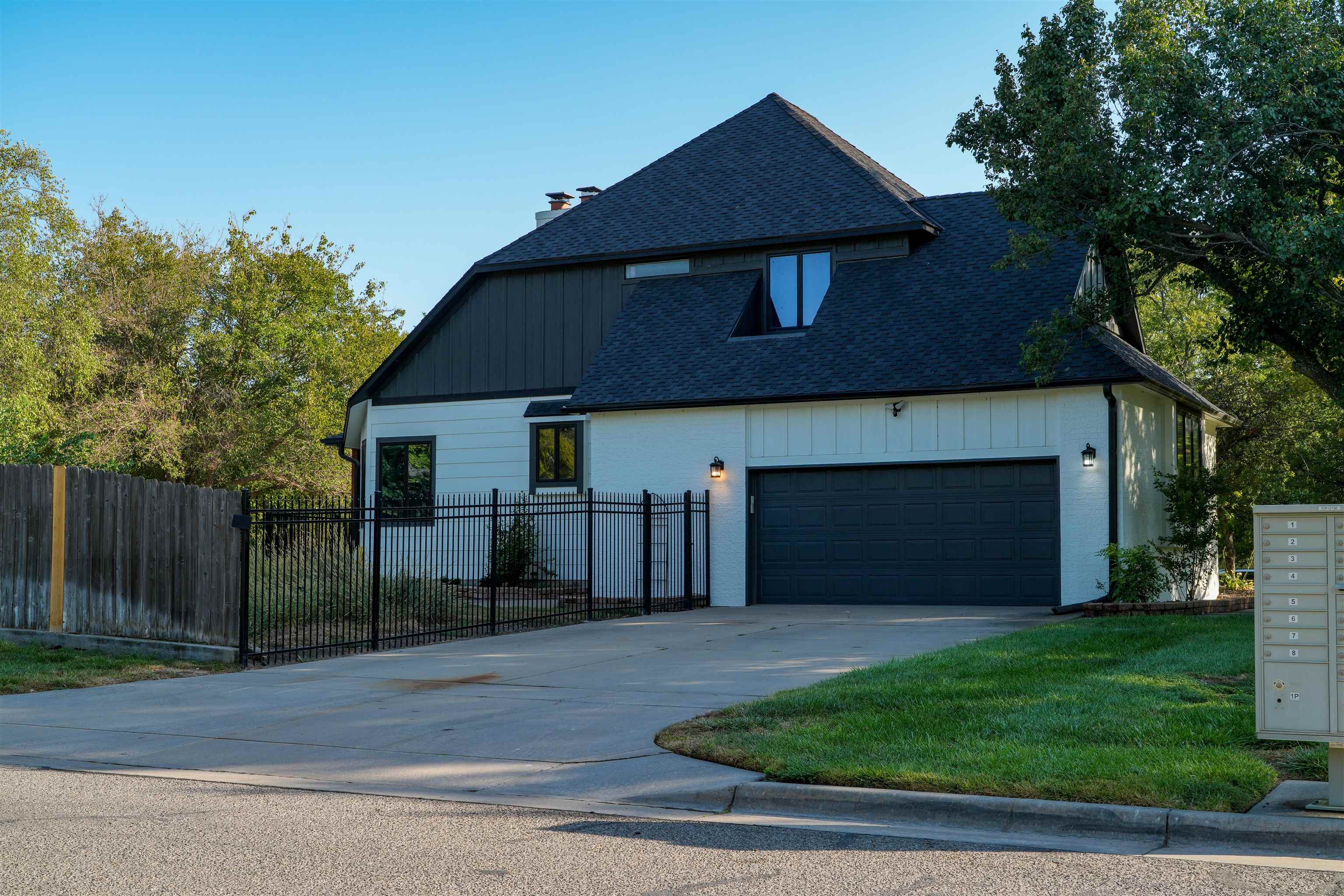 1308 N Fieldcrest Ct Property Photo 5