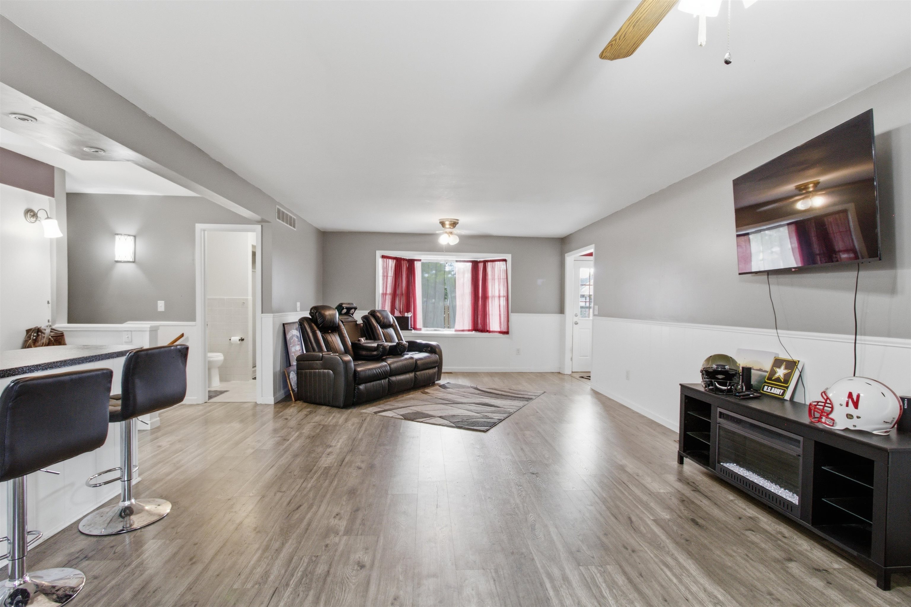 905 Loomis Property Photo 3