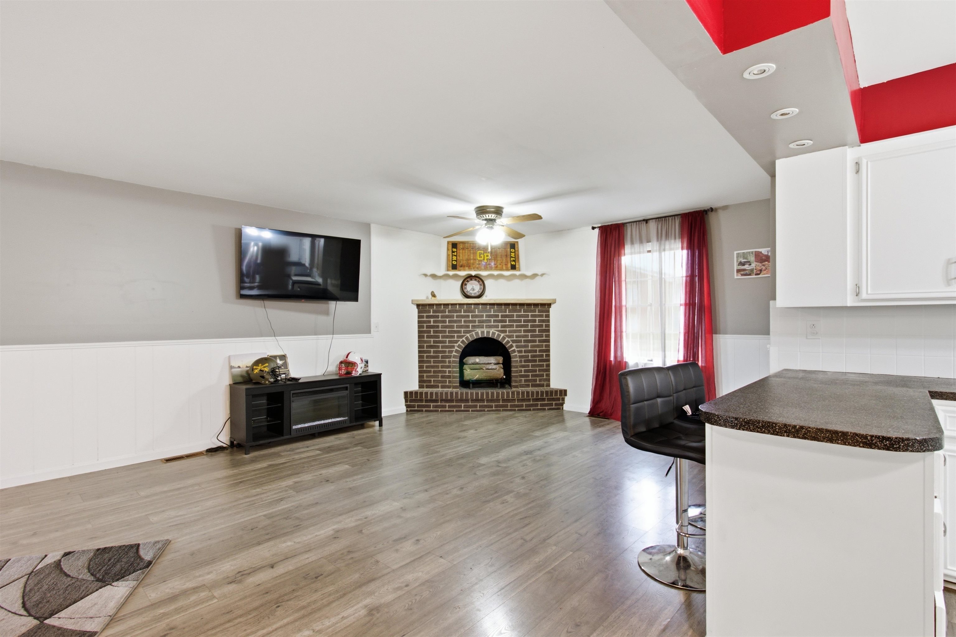 905 Loomis Property Photo 4