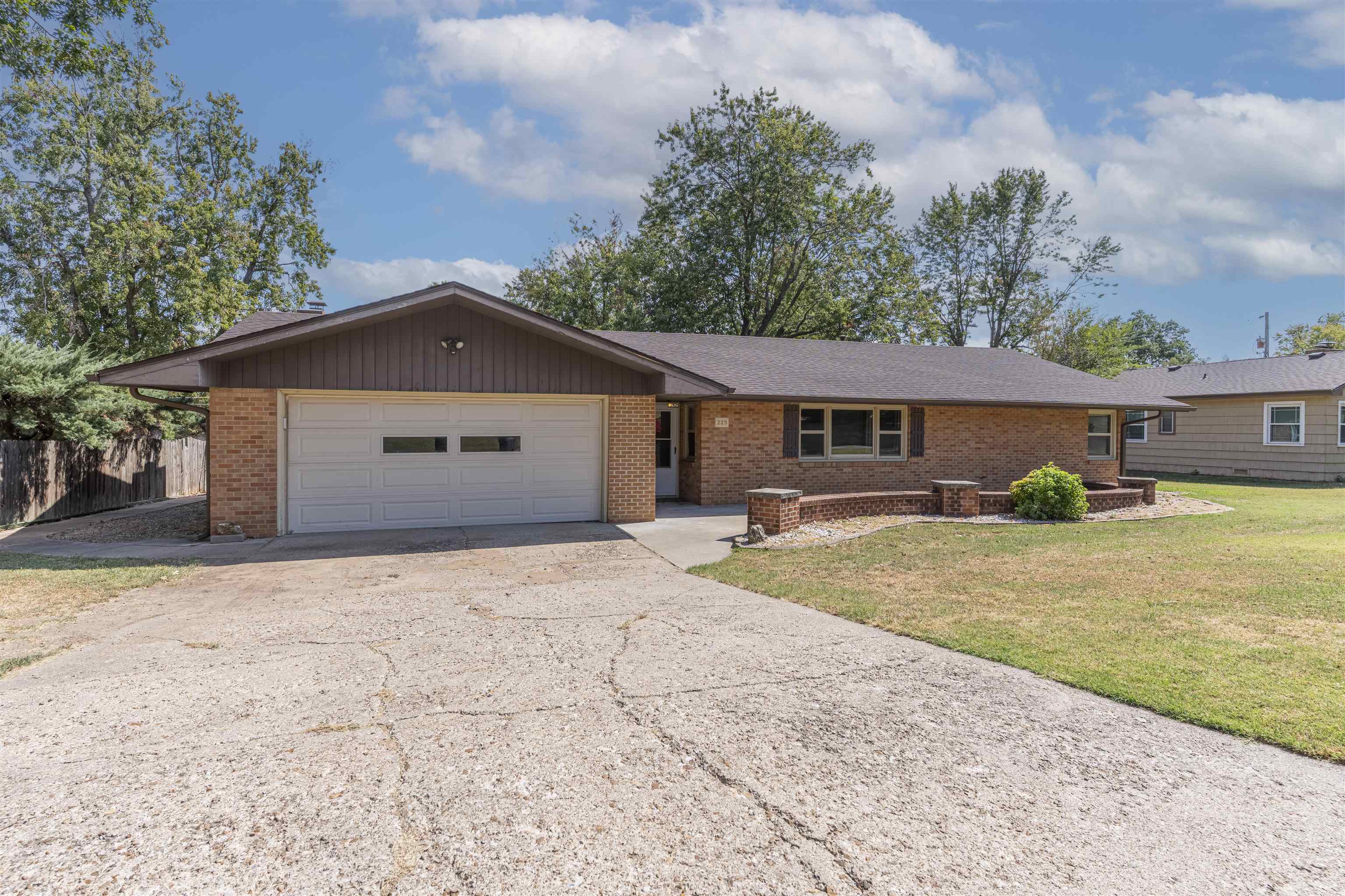 225 Highland Dr. Property Photo 1