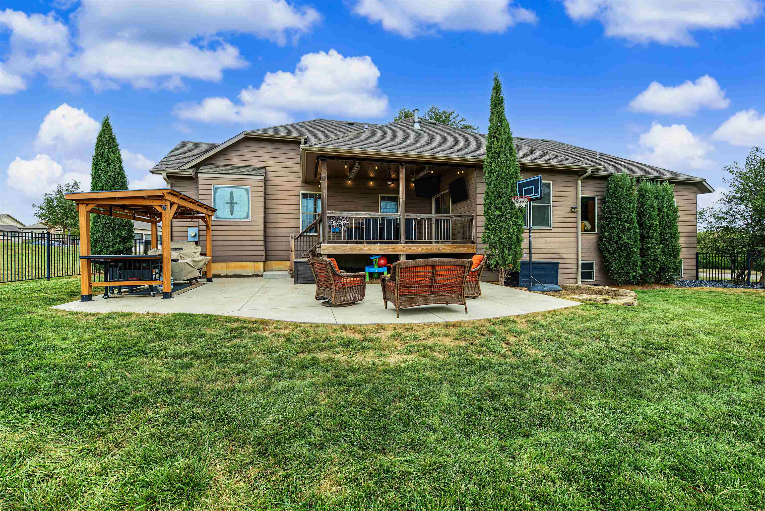 2310 Pinecrest Cr Property Photo 33