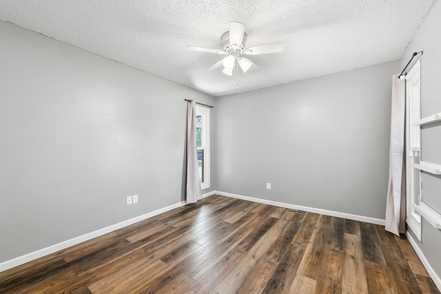 120 E Shady Brook Ln Property Photo 15