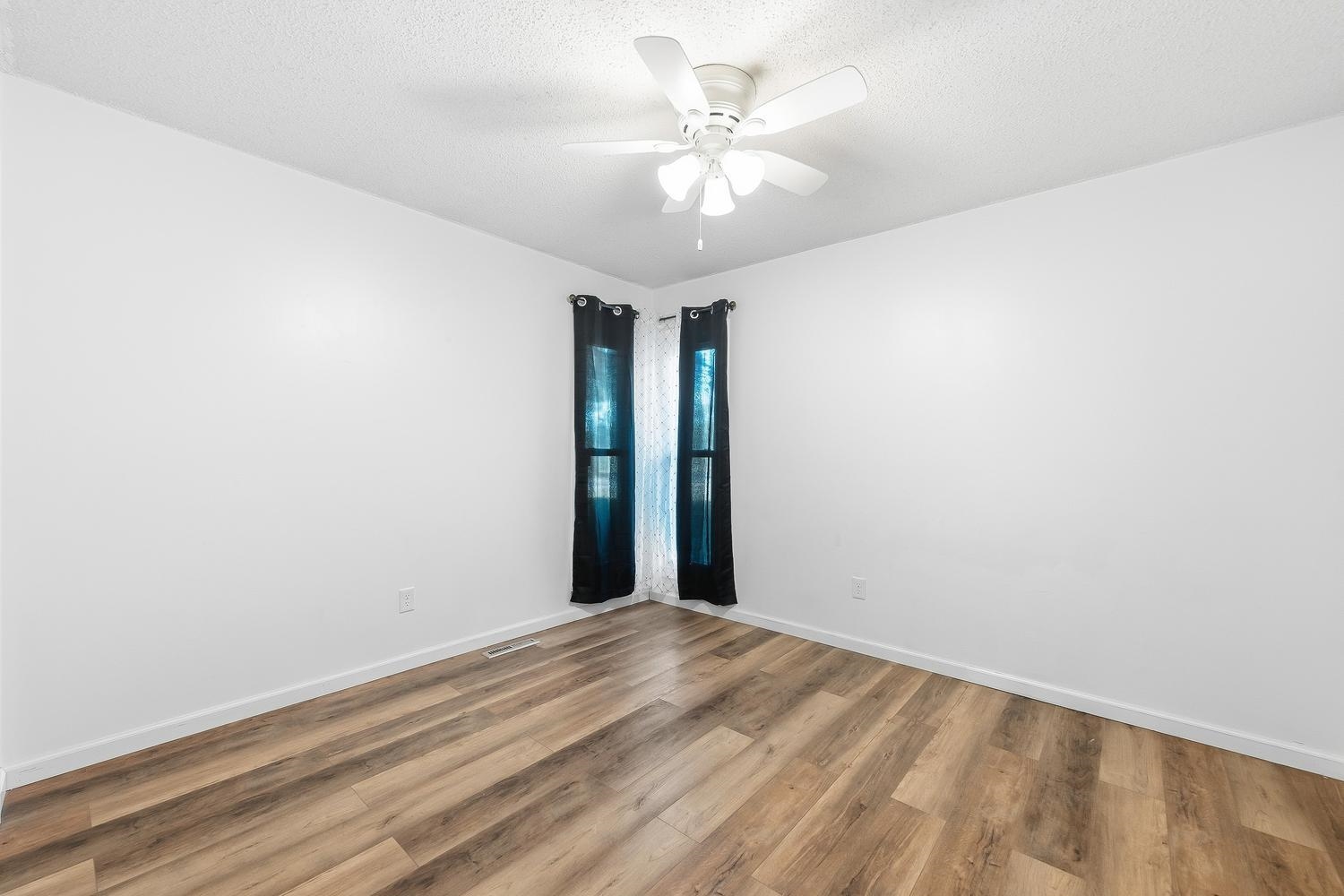 120 E Shady Brook Ln Property Photo 18