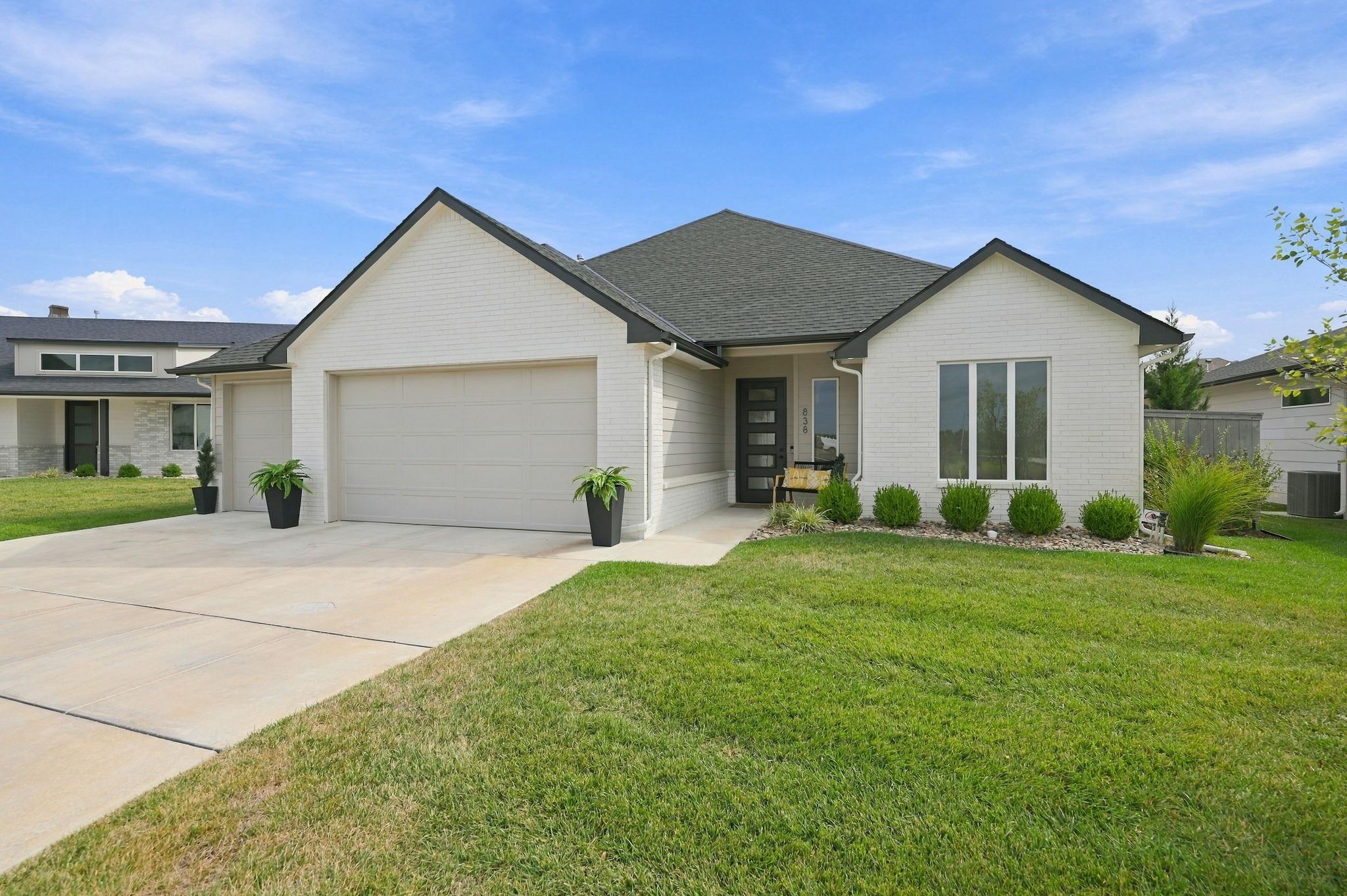 838 N Speyside Cir Property Photo 3