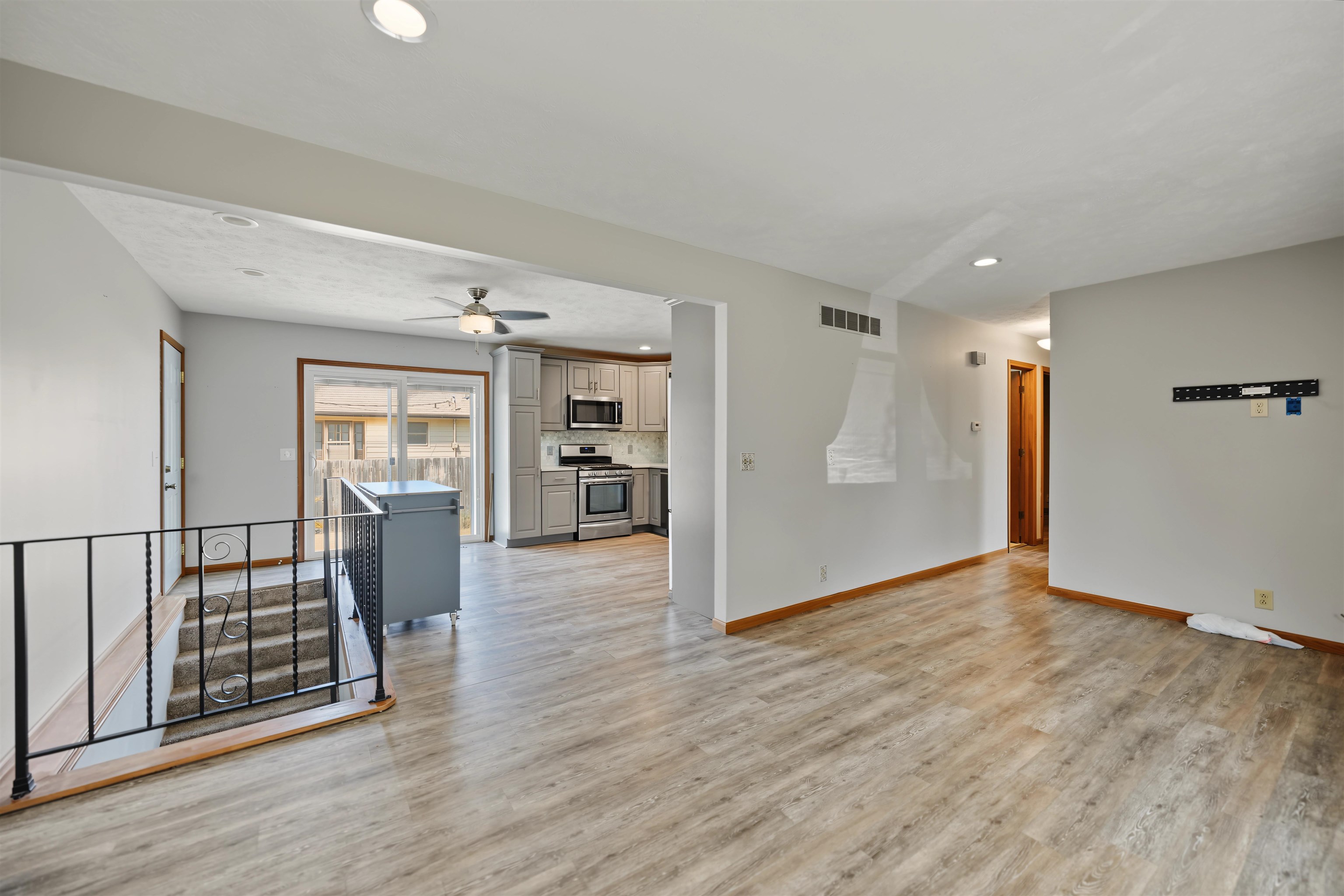 1233 Louise Ln Property Photo 4