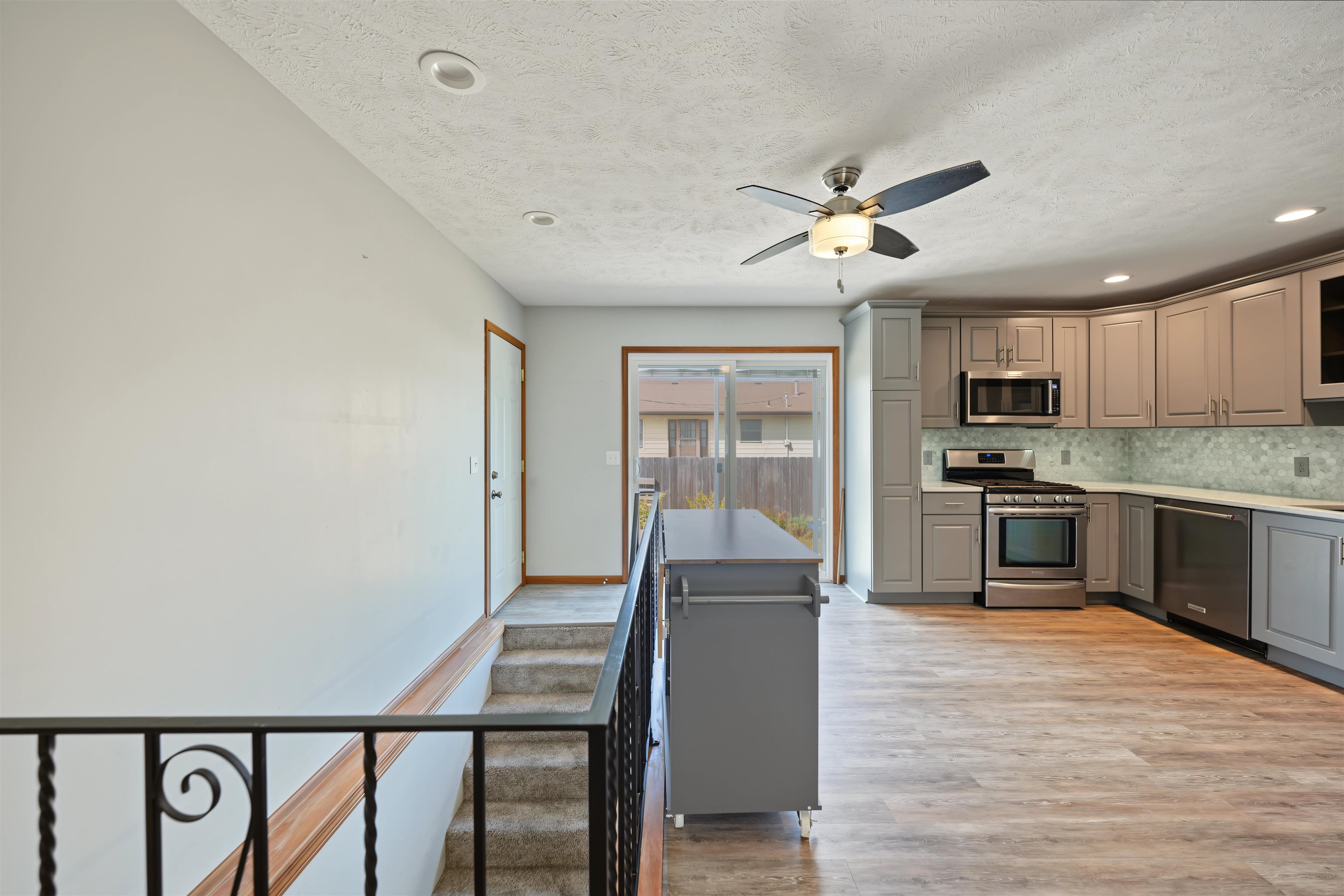 1233 Louise Ln Property Photo 5